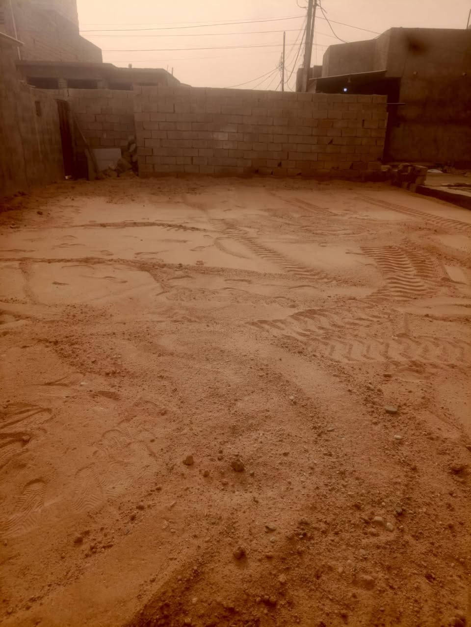 قطعه البيع  المساحه117مترً  مدفونه ومحدوله كامله مسيجه  القطعه مربعه الوجه مالتها ع شارع التبليط  ابو كوصره شارع الرحمان  وقف سني مسجل اصولي السعر 17 وبيها مجال قليل ***********
