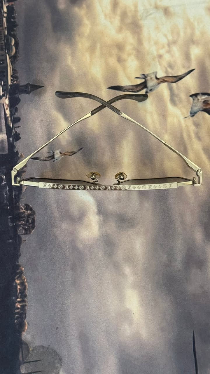 Louis vuitton 🇫🇷
قطعه خياليه ارقى ما يكون متحفيه

اورجنال 

صنع فرنسي France 🇫🇷 

الحجم 58/16

فوق الوسط وبلس 

لون فريم سلفر

لون عدسات سلفر جوانب عدسات كفر بلون اسود لحماية العدسات

للحجز والاستفسار خاص


**إذا كنت صاحب هذا الإعلان وتريد حذفه لأي سبب، رجاءا أرسل رسالة إلى الدعم الفني**