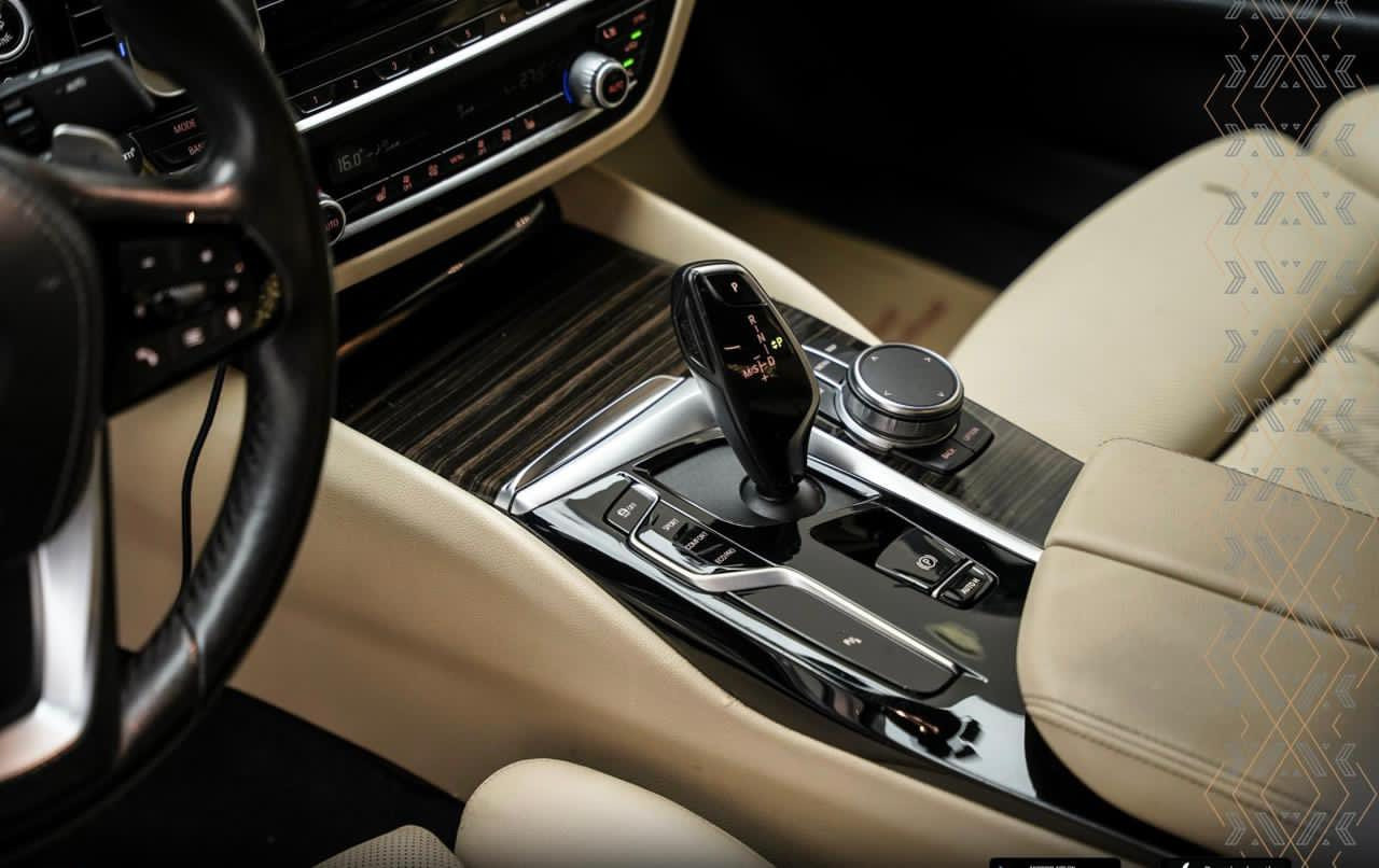 Bmw530i 2021
فول موصفات داتشو صندوق كهربائي 
بيها قطعة واحدة تبديل شركة بدون ولا نقطة صبغ 
وبيها اشوي بارد 
ماشي 80 الف ميل 
السعر 310 
لاستفسار اتصل 
***********
***********
