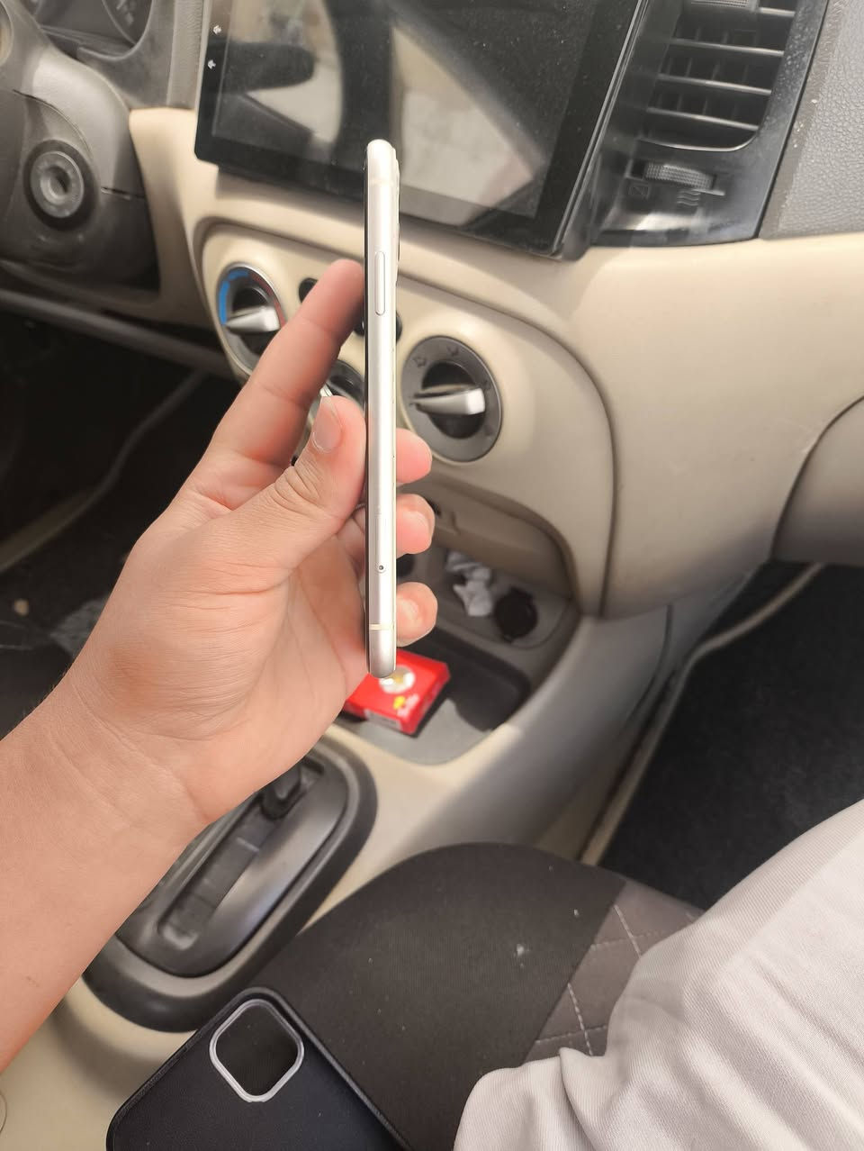 📱 ايفون 11 عادي
🔹 الذاكرة: 64GB
🔋 البطارية: 100% (مستبدلة أصلي)
مواصفات الجهاز: ✅ تك سيم شغال طبيعي
✅ واي فاي شغال طبيعي
✅ اتصال شغال طبيعي
✅ الكاميرات شغالة وتصويرها حيل حلو
✅ الصوت شغال وواضح
✅ الهزاز شغال طبيعي
✅ الشاشة بلادي (ثلث خيارات)
ملاحظة: 🔸 بيه فطر بالضهر وفطر بالكلاس، غير مؤثر على الاستخدام.
🔸 الآيكلود موجود بالعدادات.
💰 السعر: 125 ألف قفلة.
📍 الموقع: موصل - الأيسر
📞 للتواصل: خاص أو اتصال مباشر
***********
