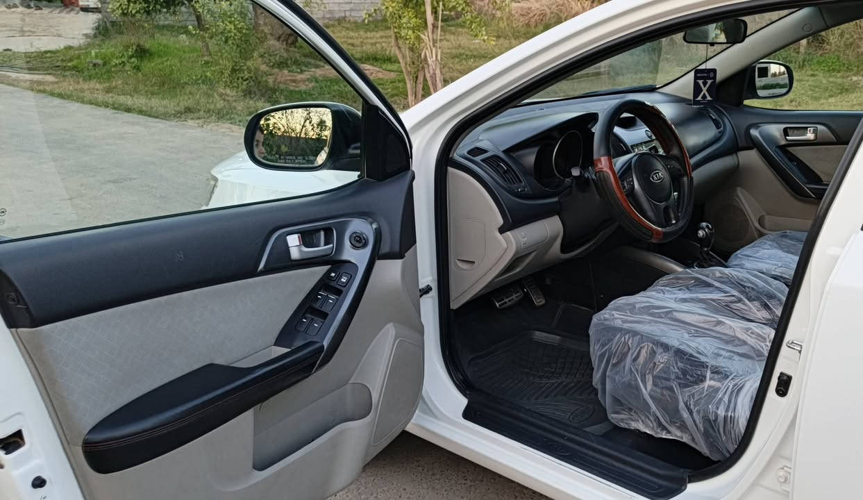 السلام عليكم 
للبيع كيا سيراتو خليجي موديل 2012 سليمانيه دولي بسمي مكفوله كفاله عامه مكينه 16 مواصفات معروفه تحكم ستيرن مري شفط أشاير بالمري حساسات خلفيه 6نمر كير شفتات ستيرن 
تبريد ثلج تدفئة سونار موجود مع الصور
مكان صلاح الدين بلد الضلوعية 
سعر 110 الاتصال 
***********
***********
