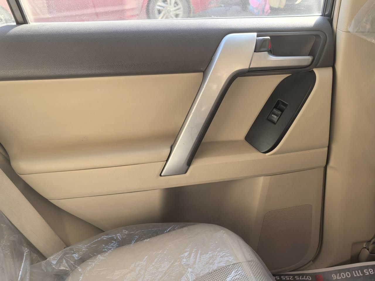 للجناي 
برادو vx  ابيض اللون معروفة المواصفات . مال بيت 
السيارة مغلفة ppf  حماية وكذلك عازل حراري للزجاج .كلفة ١٤٠٠$ضمان ١٠سنوات.
السيارة مال بيت خالية من التصليح البارد والصبغ فقط رصعتين اثر الحصو وتكحيل قليل .
ماشية ٥٠. الف كيلو مع سنوية جديدة واطارات جديدة .
السعر ٤٣٠٠٠$
***********
