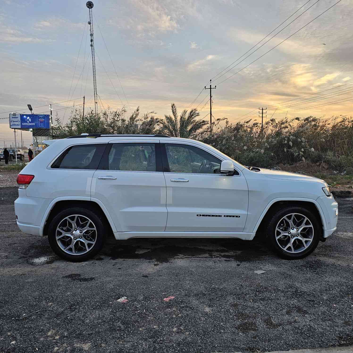 السلام عليكم للبيع جيبJeepاوفر لاند
موديل 2020 خليجي السياره بيها قطعتين فقط جاملوغ وبنيد 

مواصفات 

 3شاشات 🫰

بانوراما ❤️

بصمه 

جكات 

كشنات جلد +كهرباء 

جنطه كهرباء 

لايت زينون عالي ناصي 

داخل جوزي واسود  

رقم بغداد الدولي تحويل ثاني يوم 

سعر السياره خاص والاستفسار اكثر اتصل عل الرقم 

  مامتواجد عل الفيس 

0781 003 4231
