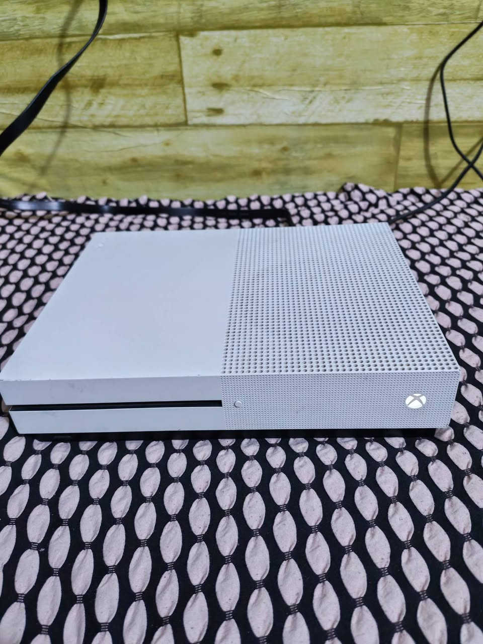 اكس بوكس وان اس  ذاكره نص تيره مع يده واحده واشتراك كيم باس شهر جهاز نضيف كلش  بغداد الحسينيه  ***********
