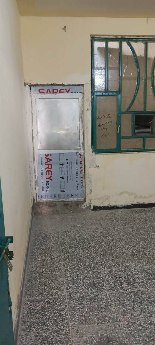 تم تنزيل السعر بسبب ضرف صاحب البيت
السلام عليكم بيت للبيع بشارع ابو علي ١٠٠ متر واجهه ١٠ نزال ٢٠  فرعه ١٠ متر سعره مناسب 28 نهايته 
   ويتوفر كافة الخدمات تبليط ماء مجاري كهرباء جاهز من كلشي 
والبيت فارغ كبل تجيب غراضك وتسكن بي 
معروض يم دلالية الصادق عنوان المكتب ببداية شارع ابو علي مقابل حسينية اويس القرني استفسار اكثر اتصل *********** بغداد, العراق
