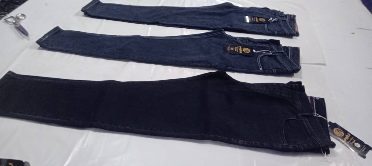 👖🔥 
*مصنع الطاووس جينز - Al-Tawus Jeans Factory* 
تخصص جملة فقط | تصدير لكل الدول العربية

---

*الإعلان للجروب 

*🚨 فرصة للتجار والمحلات برا مصر 🚨* 

*مصنع الطاووس جينز يفتح باب التصدير* 

*بنقدم لك:*
- *خامات قطن + ليكرا* عالية الجودة، غسيل ثابت ومقاسات مظبوطة
- *موديلات ترندي*: سكيني، وايد ليج، بوي فريند، دايركت، أولادي ورجالي 
- *أسعار مصنع جملة* بدون وسيط = هامش ربح أكبر لك 
 
متاح الشحن جميع البلاد والمحافظة


**إذا كنت صاحب هذا الإعلان وتريد حذفه لأي سبب، رجاءا أرسل رسالة إلى الدعم الفني**