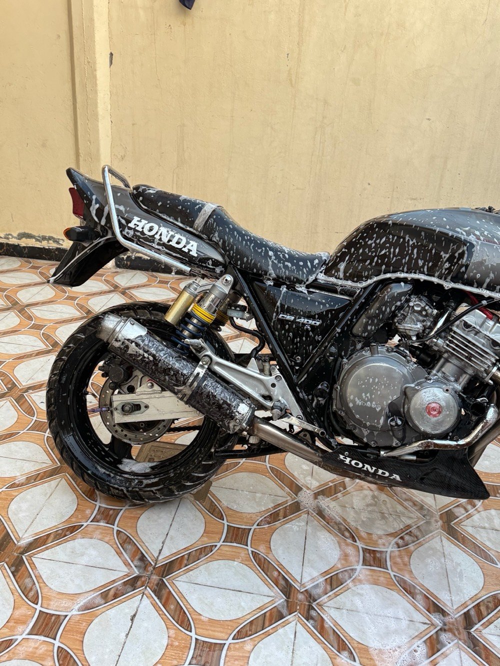 النوع سيبي فور 400جيل اول شرط كلها بلاد الدراجه ماشيه 4000دراجه زيرووو صارلها 4اشهر من نزل من معرض الهوندا من كركوك دراجه شكد ماكول عليها جديده بعد اجدد مشروطه من كلشي بلجيسسس العنوان 
ديالى المقداديه 
