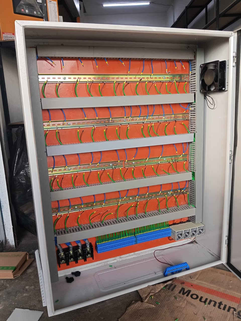 من ورشة ويف WAVE الهندسية
كابينة خطوط اشتراكات المولدة
يحتوي على فان تهوية  وتايمرات حيث يكون التحميل على الفيزات على التوالي ويكون واير التغذية 2.5 ملم و واير المشترك 2.5 ملم والبارد 1.5 ملم نحاس اردني الصنع ستاندرد اصلي
سعر البورد 22 خط صندوق حديد مغلون قياس 50*60 =  160  الف
سعر البورد 36 خط صندوق حديد مغلون قياس 60*80 = 225 الف
سعر البورد 52 خط صندوق حديد مغلون قياس 80*100= 325 الف
سعر البورد 75 خط صندوق حديد مغلون قياس 120*100 = 480 الف
 
مستعدون  لعمل اي كابينة خارجية  وحسب الطلب مع اعطائنا التفاصيل لكي يتم حساب التكلفة بشكل دقيق  
 
يوجد توصيل الى كافة محافظات العراق
يصل الطلب إلى بغداد خلال 24 ساعة
والى باقي المحافظات خلال 72 ساعة
سعر التوصيل إلى كافة المحافظات 10 الف دينار
 
تصميم وعمل المهندس محمد يوسف
للطلب والاستفسار يرجى الاتصال على الارقام التالية
واتساب و فايبر  
***********
***********
