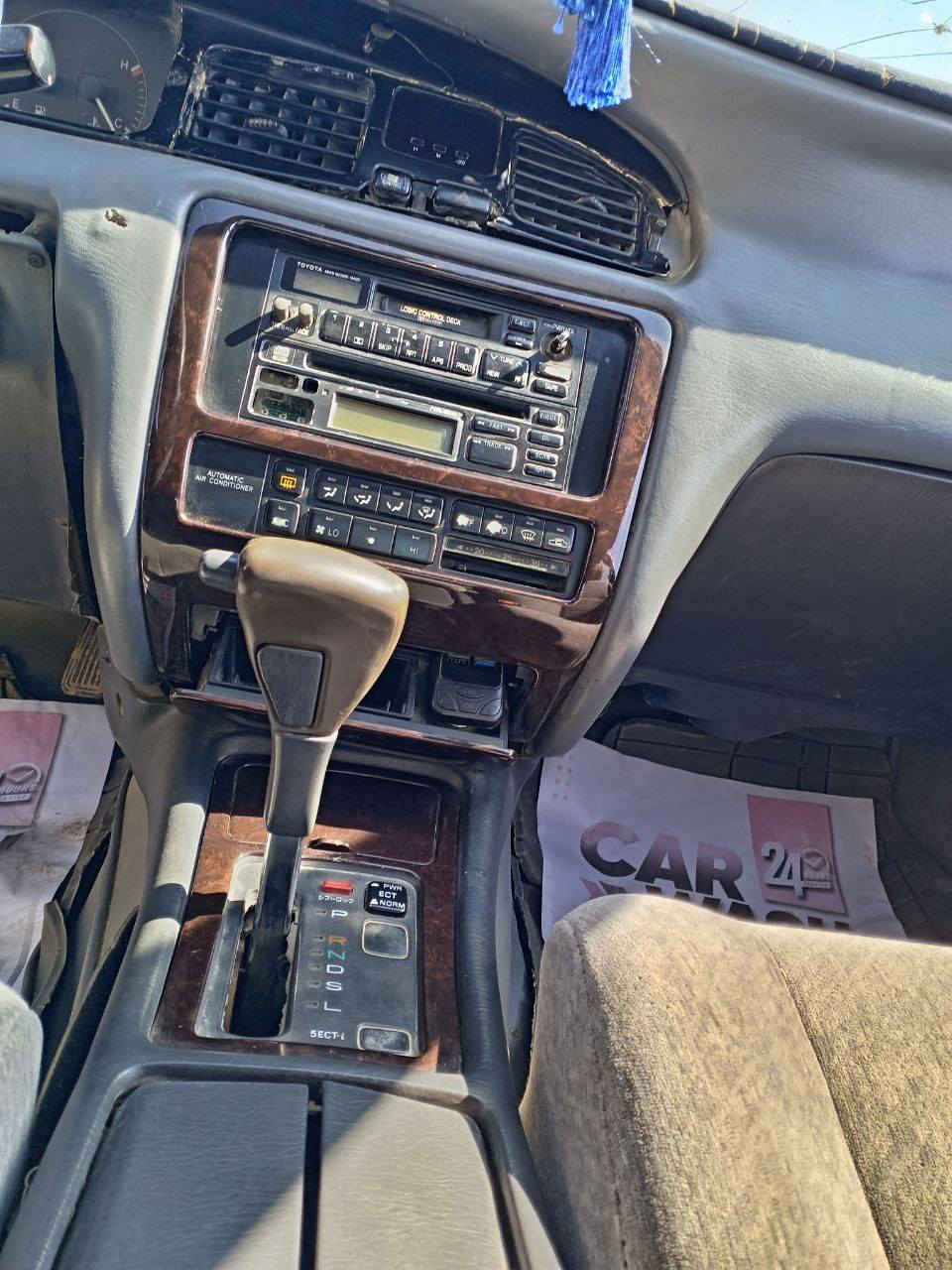 السلام عليكم ورحمة الله وبركاته 
سياره بطه للبيع موديل 1993متصل رقم واسط مشروع وطني تحويل تاني يوم السياره مكفوله من الشرعيات السياره موضحه بالصوره والفديو للعلم المالك من بغداد ويحول اي يوم اتريده  مكان السيارة واسط قضاء الموفقيه السعر 53  وبيه مجال للاتصال على الرقم ***********
