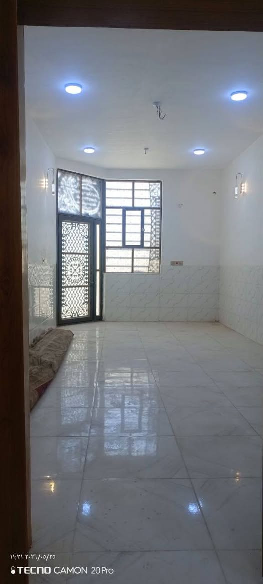 يا لله دار للبيع  السعر ٧٠ مع المجال   المساحه 150متر   بناء طابوك اساس وسكف صب مسلح ارظيه بورسلين جدران سراميك يحتوي على غرفتين نوم وصاله وستقبال وصحيات داخل وخارج ومكاشيف عدد ٢ مع توفر كافه الخدمات شارع 20 متر انترنيت ظويي مدارس اهليه وحكوميه العنوان مقابيل ملحق قريه الغدير للاستفسار *********** او *********** مكتب المترتظى
