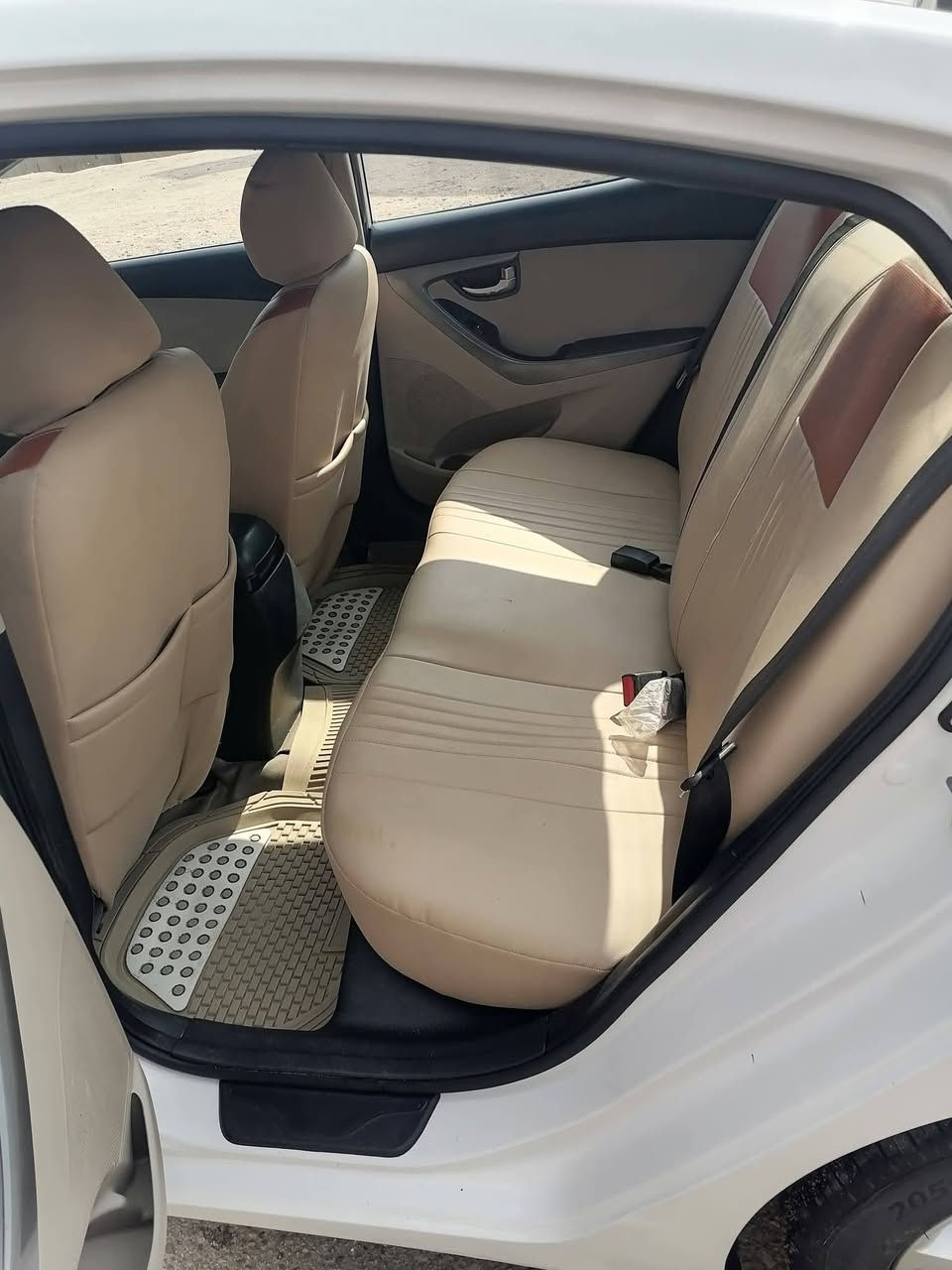 السلام عليكم النترا موديل 14 وارد خليجي سياره كفاله ما عدا شوي صبغ بيها المدكر الامامي للمعلومه مكينه 1800 دوش قبل شهر شديتها السعر 118وبيه مجال قليل  العنوان بصره شط العرب مكلف بالنشر ***********
