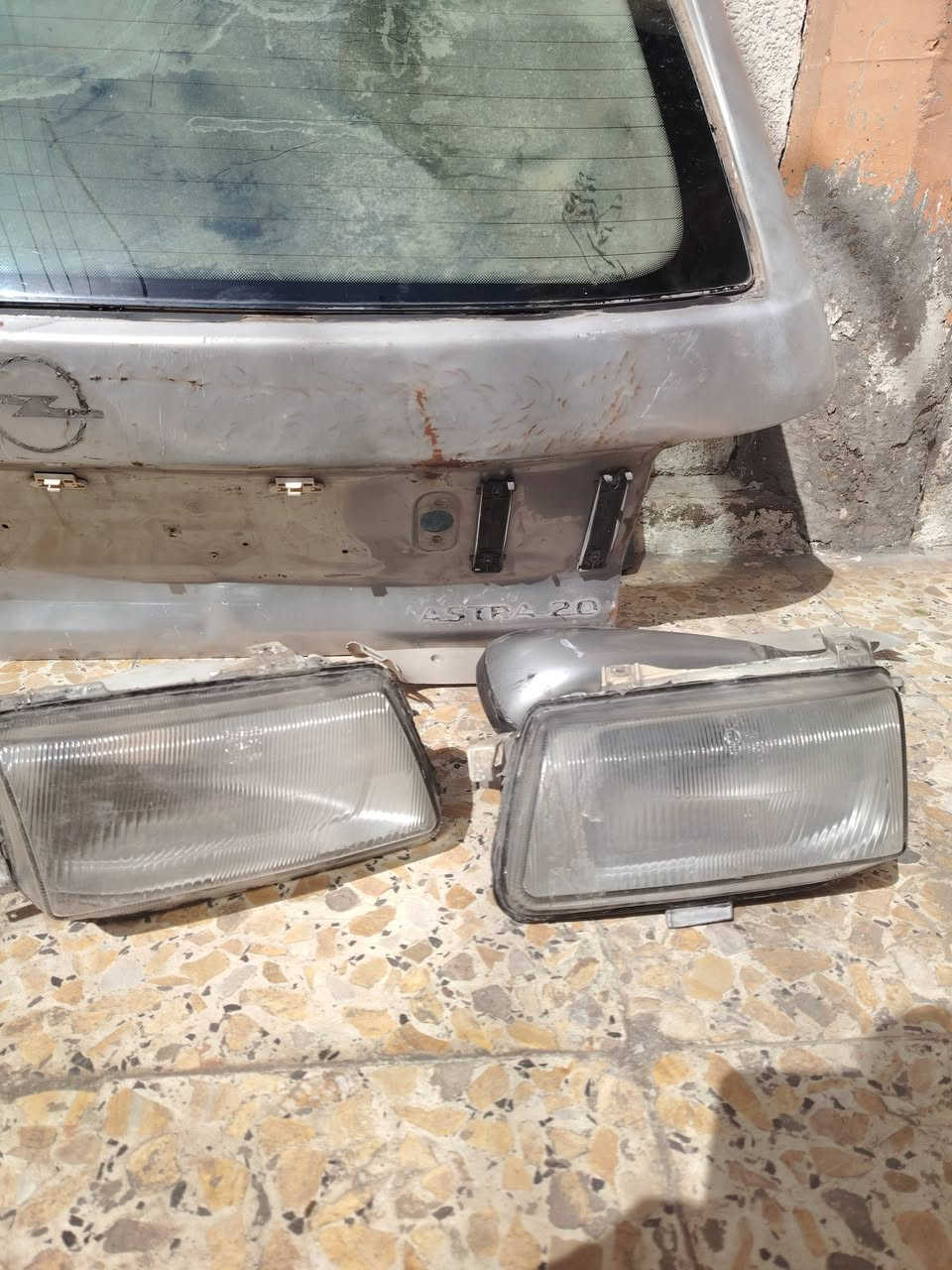 السلام عليكم للبيع جامه خلفيه اوبل استرا هاج باك مع مازدات  مع مرايا جنة اليمنه الجنطه تعبانه بس طلع منه الجامه  كلهن شلع ٧٥ الف مكاني بغداد رقمي ***********
