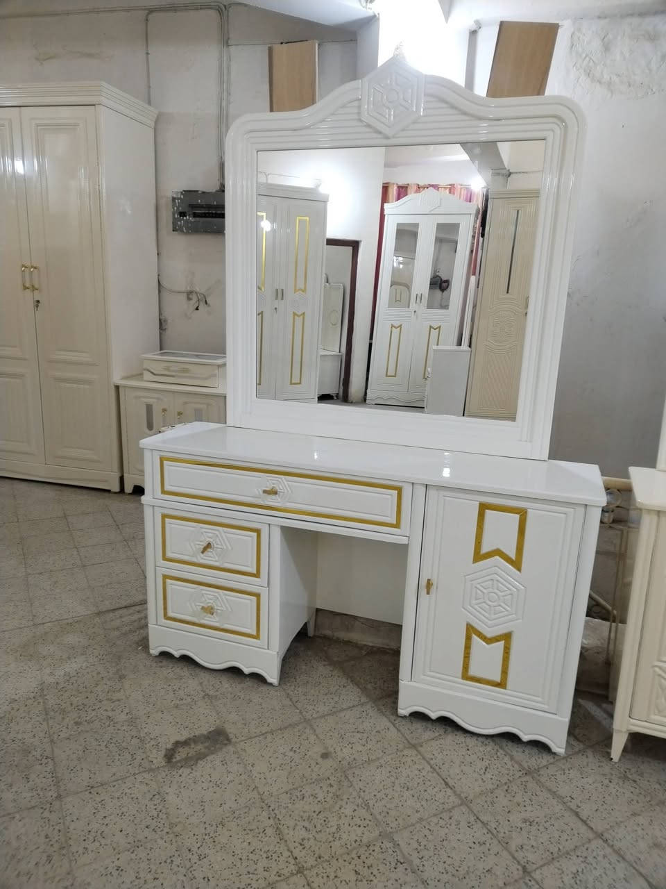 معرض إيلاف لبيع غرف ألنوم باللون الأبيض توجد أنواع الموديلات شغل درجه اولى.. العنوان بابل الحلة شارع أبوالقاسم ***********
