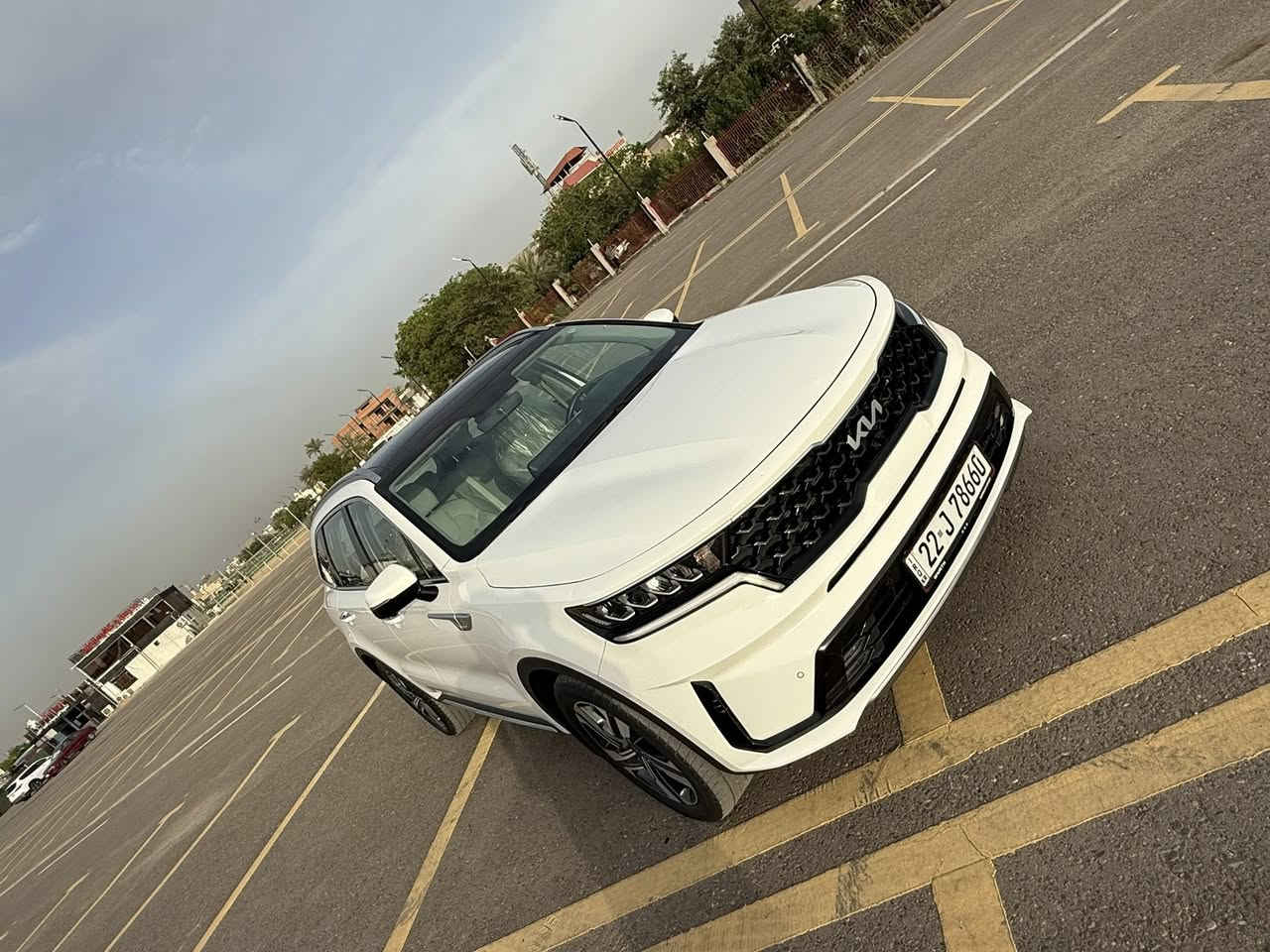 سلام عليكم من رخصة الادمن
للبيع سورنتو خليجي 6V
موديل 2023 وكالة N/M
فول مواصفات عدى فور ويل 
كامرات محيطية 360 درجة 
تدفئ وتبريد كشنات
داخل ملكي 
شفتات ستيرن 
نزول منحدرات 
بنراما 
وبقية المواصفات العامة لسورنتو الفول معروفة 
لايتات زينون 
مثبت سرعة 
اربع وضعيات قيادة 
ليد داخلي 8 الوان متغير 
منبه حساسات محيطية 
هولد درايف اثناء القيادة 
سستم صوت 
شاشة كبيرة مع دليل خرائط 
كشنات كهربائية بالكامل 
بردات خلفية الى اخره 

مكان السيارة حي جامعة 
رقم اربيل تحويل مباشر بأسمي 
ملاحظة السيارة بيها ملاحظات بسيطة موجودة بالصور 
السعر بالخاص بالعافية على ياخذها  
الرقم ***********
