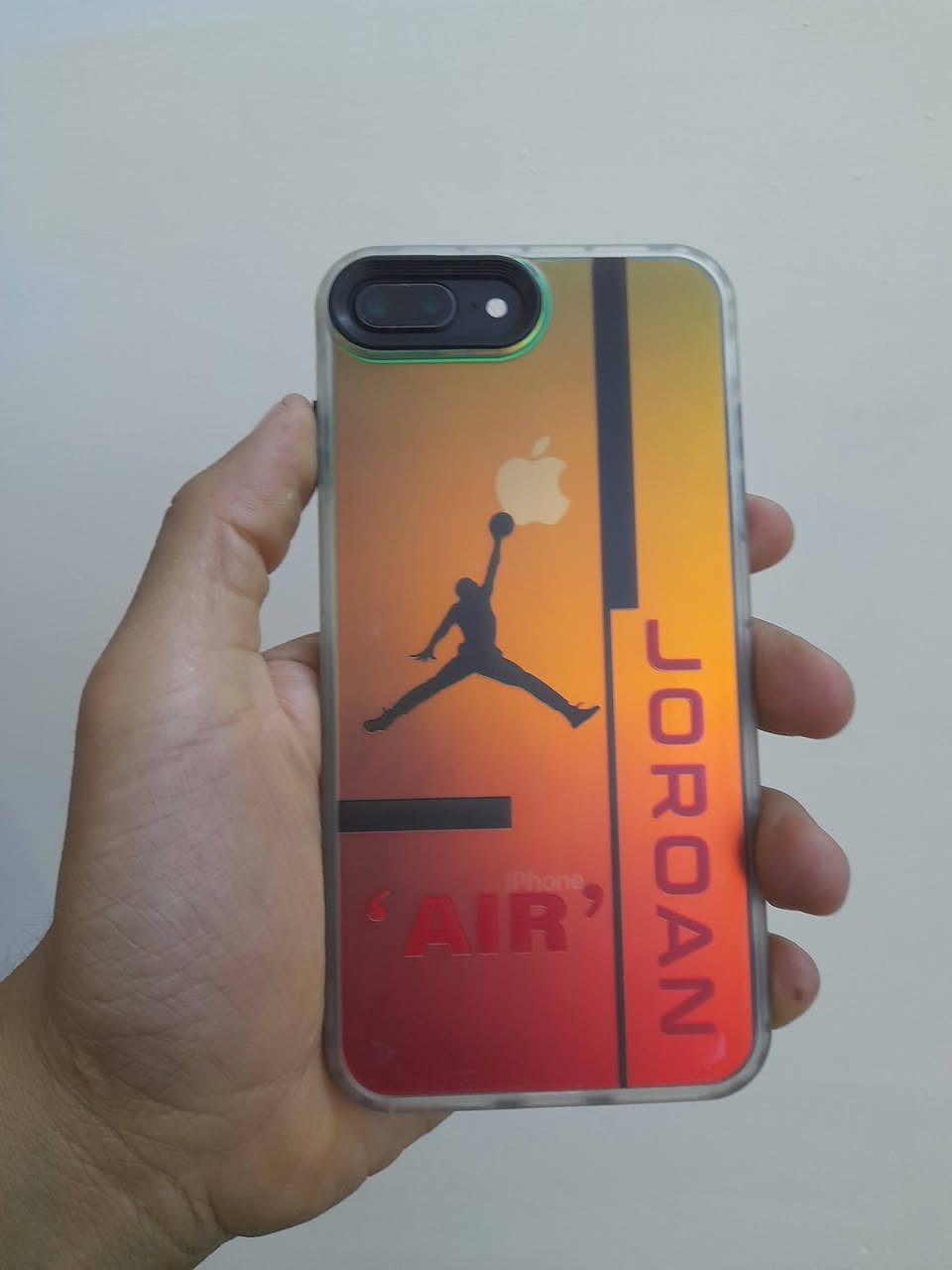 ايفون  8 بلاص ذاكرة 64 
بطارية ١٠٠ مبدله من الصبح لثاني يوم تبقه كلش زينه 
شاشه تخبل لمس حلو كلشي شغال صوت اتصال بس بي فطور صغار بل ضهر رايدة ٧٥ الف بغداد الاعظميه ***********
