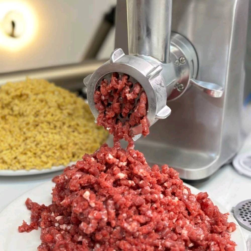 🥩 تعرف على أحدث مثرامة لحم صناعية ! 🥩
هيكل خارجي مصنوع من الفولاذ المتين ودشالي حديد 
بالأضافة الى الملف النحاس الخالص 100% مما يعطي افضل النتائج
تمتاز بقوة 3000 واط لأفضل تجربة ، بالإضافة إلى حجم 10 يضمن لك إعداد الوجبات اللذيذة بكل سهولة وسرعة.

🛡️ مع ضمان سنة كاملة للأداء الممتاز، لا داعي للقلق! 🛡️

استمتع بنتائج مذهلة في وقت قياسي وتمتع بالأداء المتميز طوال فترة الضمان.

المميزات:
🔹 ثلاث قوالب للتحكم بدرجة الخشونة.
🔹 قوالب للكبة والباسطرمة
🔹 تصميم ألماني الصنع للمتانة والجودة.
🔹 توصيل إلى بغداد والمحافظات.

للحجز والأستفسار مراسلتنا 📩📨 
او الاتصال ***********
