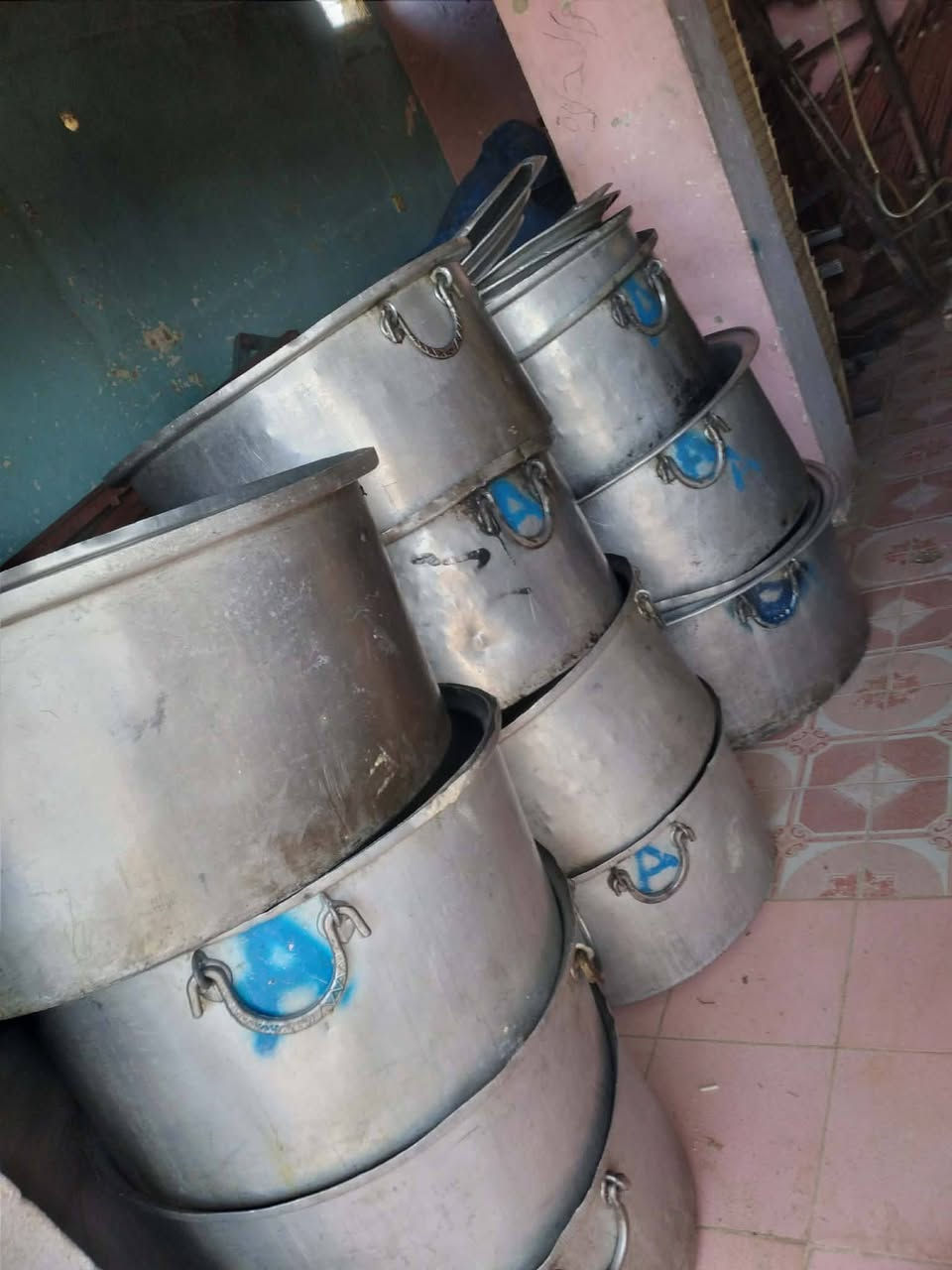 يوجد اغراض  موناسبات للبيع مستخدمه شي قليل للبيع الاغراض ابيع شلع،، الاستفسار الاتصال ***********
