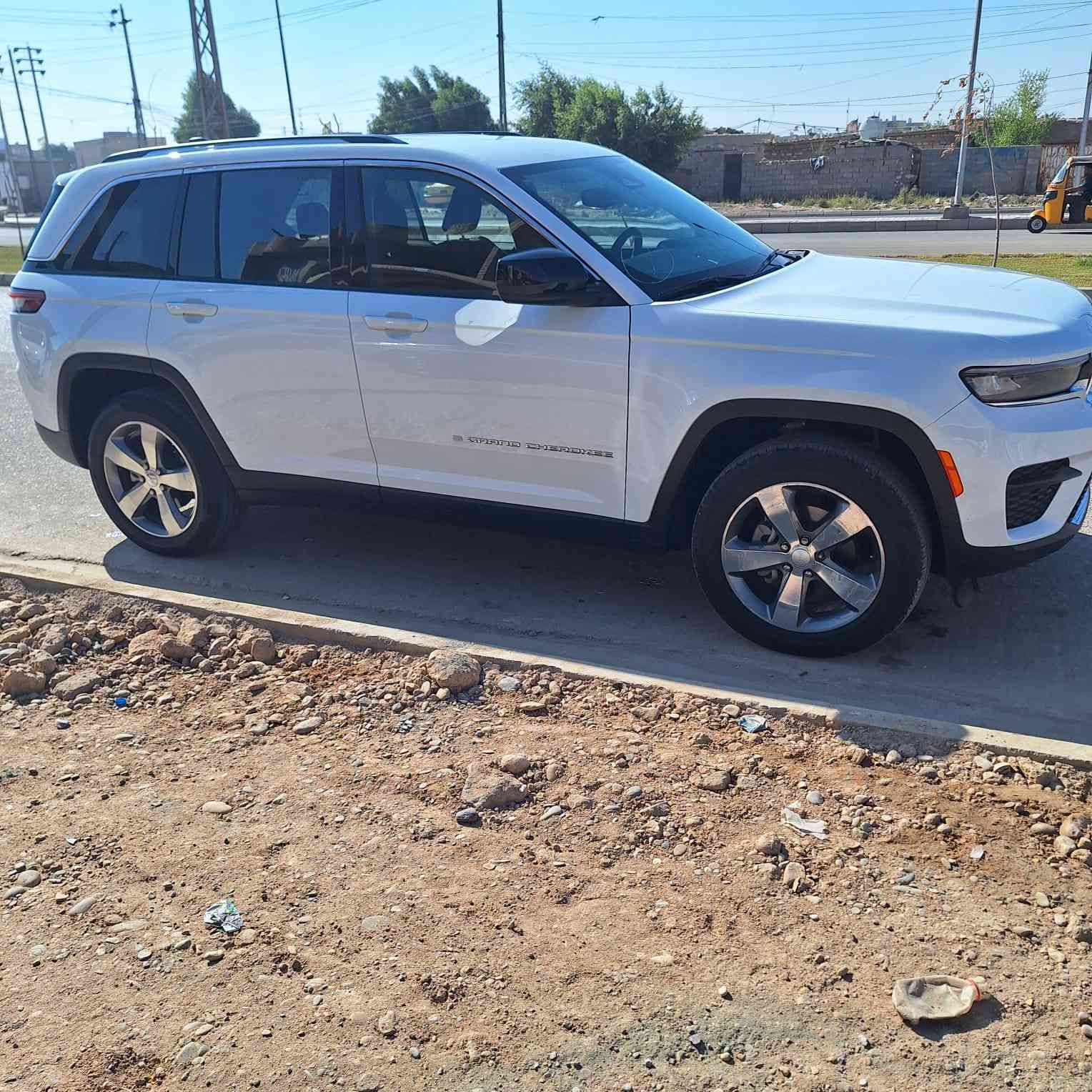 جيب ٢٤ وارد للبيع رقم ميسان شهداء ٥ راكب 
سيارة بدون تبديل بدون ايرباك 

ضربة بسيطة جدآ شبرين باب سايق وشويه جاملغ

بدون دواخل 

جديده جدآ 

***********

السعر ٣٠٠ وبية مجال

سيارة تعبان علية تعمير فول الله شاهد
1C4RJHA4R8950875
رقم حادث السياره
مكاني ميسان
