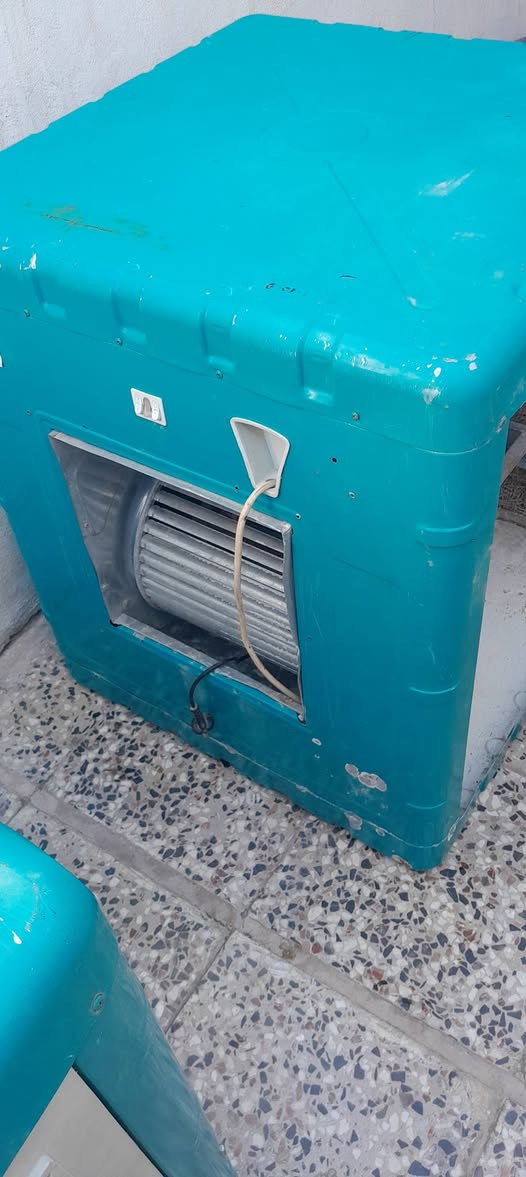 مبردات عدد ٢ ماطور سرعتين باب بلاستك نظيفات كلش مابيهن زنجار مستعملات قليل واني صبغت الحوض حتى ما يصير بيه املاح وزنجار  وحدة نقص واتربم وحدة نقص واتربم وقايش سعرهن ١٢٥ الف وماطور سرعتين نظيف كلش سعره ٢٥ الف نهايته بغداد ***********
