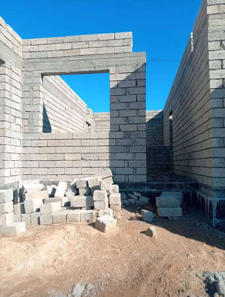 هيكل بيت للبيع
مساحة الأرض: 950 مترا
مساحة البناء: 200 مترا

التفاصيل:
 • 2 غرفة نوم
 • صحيات داخلية وخارجية 
 • هول واسع مع رابعة واسة
 • مطبخ حار + بارد
 • مخازن خارجية
 • أساس حديد قوي (واحد ونص طن)
 • رباط كامل للبيت نص طن حديد
 • 400 بلوك متواجدة داخل البيت +15شيش حديد داخل البيت 
 • ماء واصل
 • كهرباء واصل

الموقع:
خلف مقر أم هنادي – الجميله
يبعد عن التبليط 150 متر فقط

السعر: 27 مليون دينار
💬 قابل للتفاوض

***********
