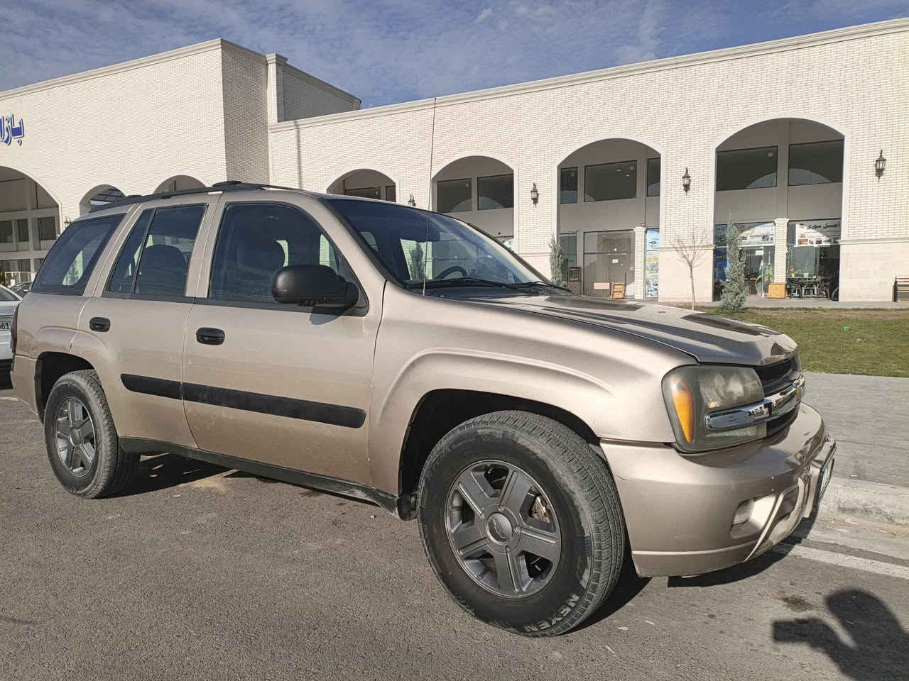 ترابليزر 2005سياره يه كى زؤر جوانه مكينه ى به شه رته كيرى تؤ ما تيكه ده بل اكسله ناوزه رده فول مواسفاته به س سيلايت نيه ره قه موسه نه وى نوييه به شه رتى تحويل جوار بارجه سه بوغه سعر 85شوين هه ولير *********** أربيل, العراق
