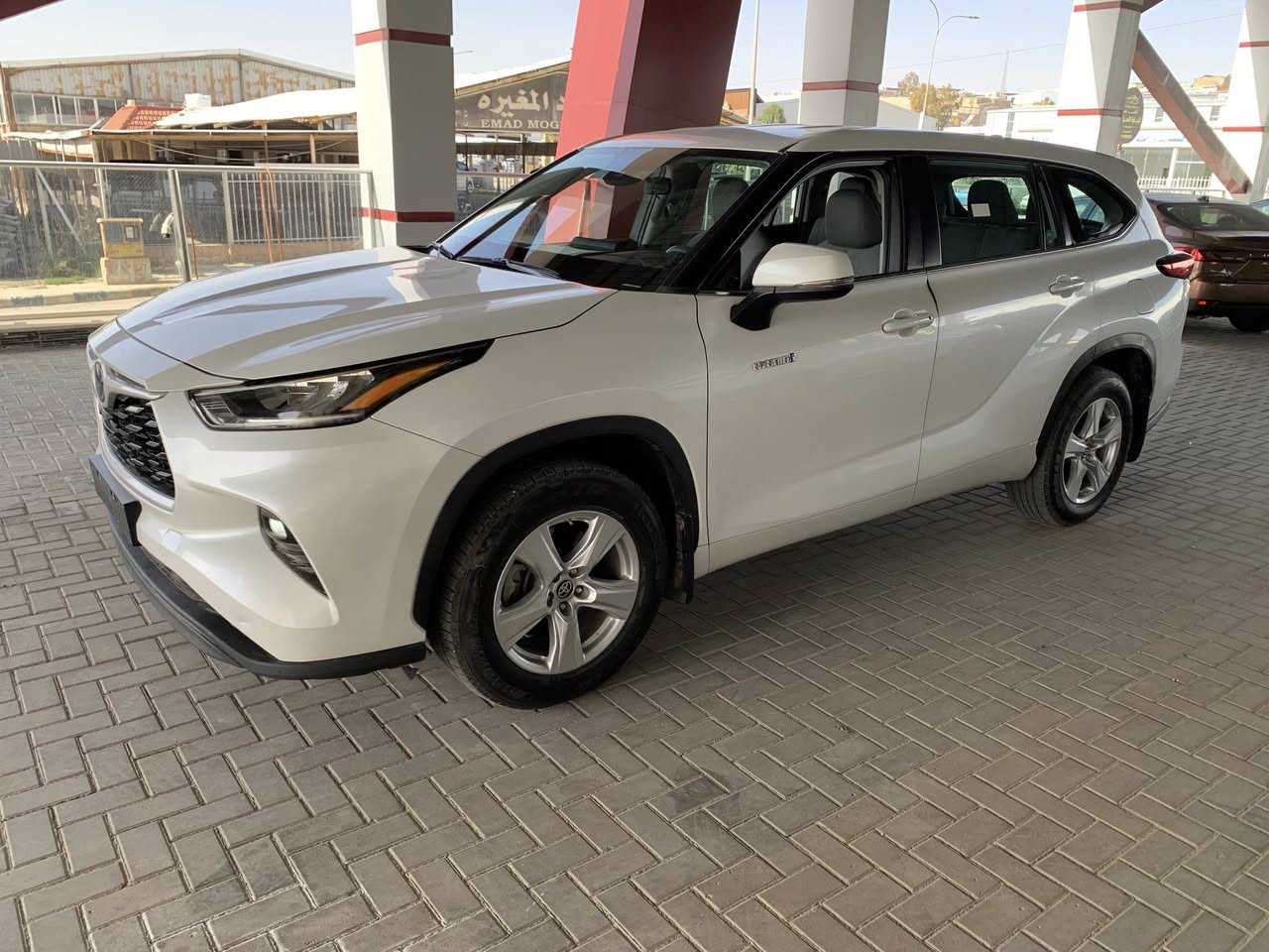 تويوتا هايلاندر
للاستفسار 0799506431

موديل 2023 

لون ابيض لولوي 

LE HEV 4x4

المزايا التقنية

المحرك: 2.5 لتر هايبرد، 4-اسطوانات
القوة القصوى: 240 حصان (مجمع)
ناقل حركة تتابعي متغير الكتروني (ECVT)
دفع كلي للعجلات (AWD E-Four) مع وضع الطرق الغير ممهدة
سعة خزان الوقود: 65 لتر
كفاءة استهلاك الوقود: 20.1 كم/لتر
الأبعاد طول - عرض - ارتفاع (مم): 4950 - 1930 - 1730
7 ركاب (شاملة السائق)
المزايا الخارجية

جنوط ألمنيوم مقاس 18 بوصة
مقاس الإطارات: 235/65R18
انوار أمامية (LED)
انوار خلفية (LED)
إضاءة نهارية (LED)
كشافات ضباب أمامية (LED)
شبك أمامي أسود مع إطار فضي
نظام الدخول الذكي للسائق و الراكب الأمامي
مرايات جانبية كهربائية مع اشارات انعطاف
طي كهربائي اوتوماتيكي للمرايات الجانبية
نظام تسخين المرايات الجانبية
جناح خلفي
المزايا الداخلية

زر تشغيل المحرك
مقاعد قماش
تحكم كهربائي لمقعد السائق
مسند ظهر لكرسي السائق
مكيف أمامي و خلفي بتحكم اوتوماتيكي
مقود من اليوريثين
ازرار تحكم على المقود
عجلة قيادة تلسكوبية
شاشة معلومات متعددة 7 بوصة
تحكم أوتوماتيكي لجميع النوافذ
تحكم بالقفل المركزي من باب الراكب الأمامي 
أربعة منافذ USB-C للشحن (2 أمامية و 2 خلفية)
النظام الصوتي والترفيهي

نظام صوتي بشاشة لمس 8 بوصة
نظام أبل كار بلاي لا سلكي
منفذ USB-A
6 سماعات
مزايا الأمان و الراحة

نظام تويوتا للأمان (TSS Ver. 2.5)
- نظام حماية ما قبل التصادم (PCS)
- مثبت السرعة راداري (DRCC)
- المساعدة في تتبع المسار (LTA)
- تنبيه مغادرة المسار (LDA)
- الضوء العالي التلقائي (AHB)
نظام التحكم في وضعيات القيادة (إقتصادي / عادي / رياضي)
كاميرا خلفية
حساسات خلفية للمساعدة على الوقوف 
وسائد هوائية (للسائق والراكب الأمامي + للركبة + جانبية + ستائرية)
فرامل مانعه للإنغلاق (ABS)
نظام التحكم بالتوازن (VSC)
نظام مراقبة ضغط الاطارات (TPWS)
نظام منع تشغيل المحرك ضد السرقة
مكابح وقوف كهربائية (EPB)
نظام الوقوف المؤقت
للاستفسار 0799506431


**إذا كنت صاحب هذا الإعلان وتريد حذفه لأي سبب، رجاءا أرسل رسالة إلى الدعم الفني**