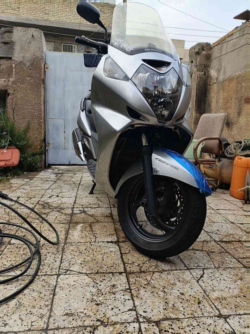 السلام عليكم
للبيع 400cc/2006✓
 الموصفات'
       ABS
       GBS
Ovar mood
       UBS   
گلوب بالصندوك الدراجه فول للاخير
•  المسافة المقطوعه 12699وقابله للزياده 
ملاحظة:الدراجه بحاله الوكاله مصار شهر وعشر ايام من نزلته من علاوي القائد لبيع دراجات اليابانيه      محسن ودهن موتل سكوتر  ومابيه اي نقص جيب وياك بمكان الفيتر عشره والي راغب بالشراء اني بخدمته للستفسار 
📳0⃣7⃣7⃣4⃣6⃣4⃣5⃣8⃣6⃣9⃣6⃣
