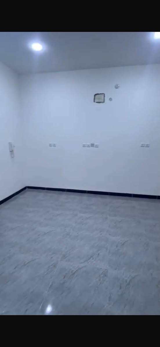 شقه زيرو مساحتهه ١٧٠ متر للايجار في يرموك الداخليه تفاصيل طابق ثاني تحتوي على ٣ غرف كبار وصاله واسعه ومطبخ وحمام وبالكون سعر الايجار مليون  للاستفسار ***********
