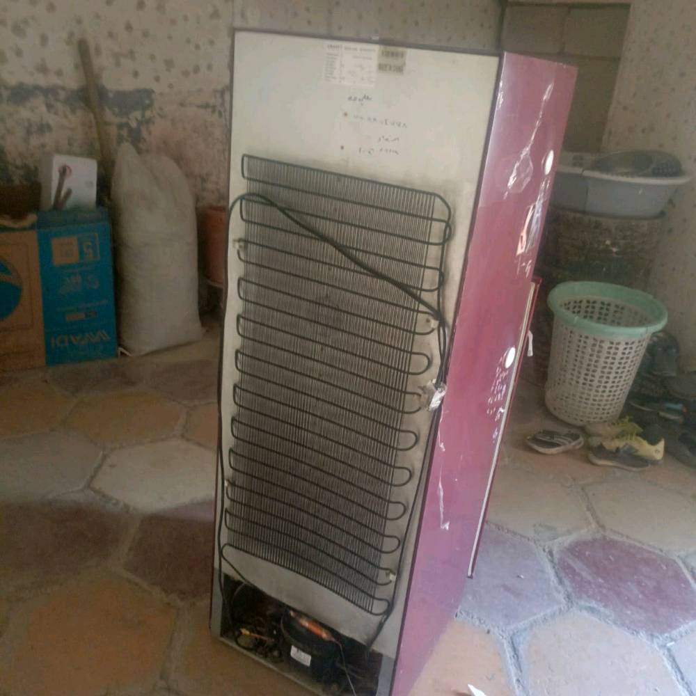 ثلاجه حجم 12  نضيفه شرط الفحص العنوان بغداد المعامل الباوية  للتواصل. 
***********
السعر 180 وبيها مجال