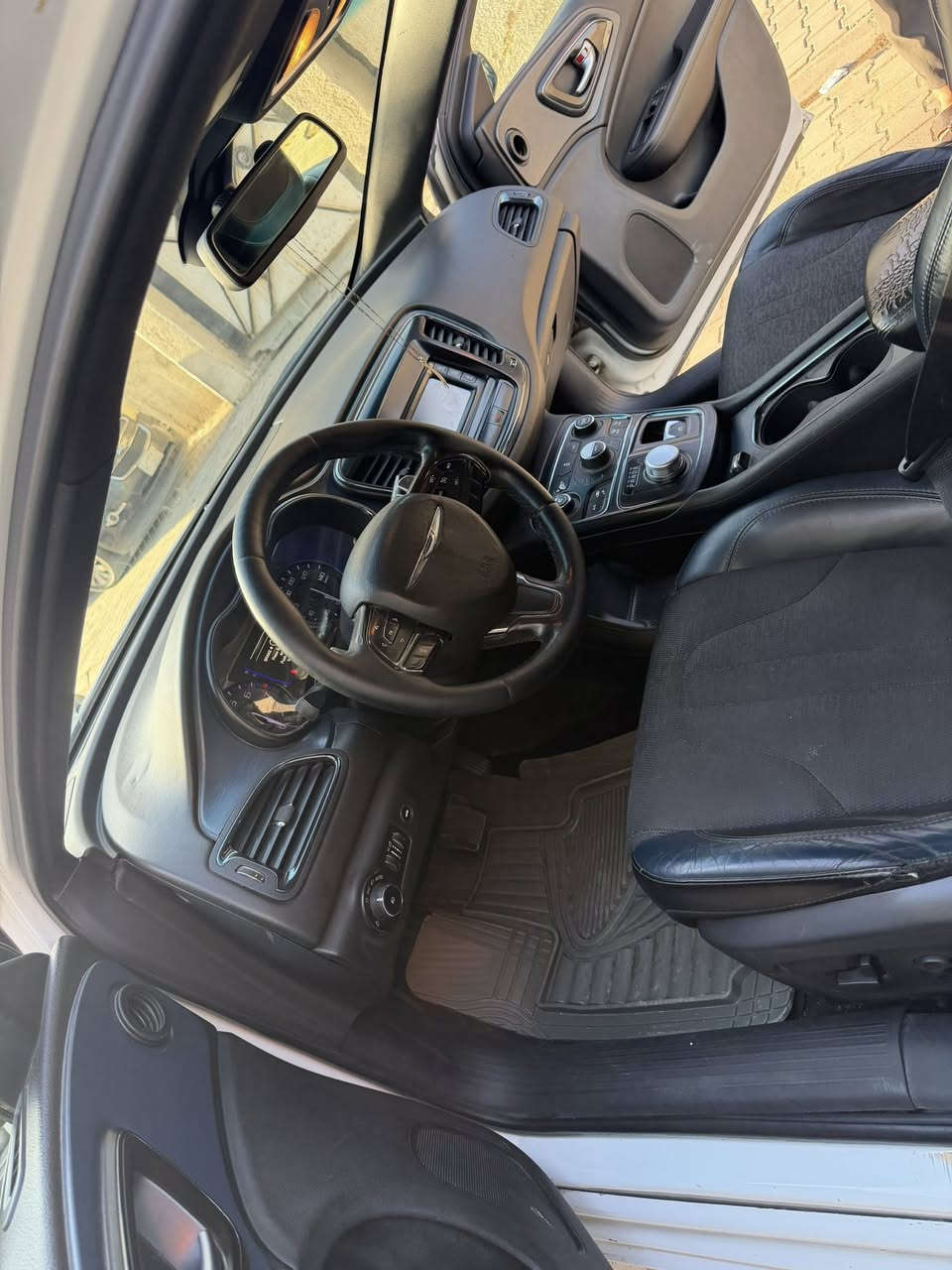 اس 200
لون ابيض
موديل 2016

سياره V6 سلندر 
سياره نضيفه سعرها 110 بيهه مجال
البصره رقم تلفون ***********
