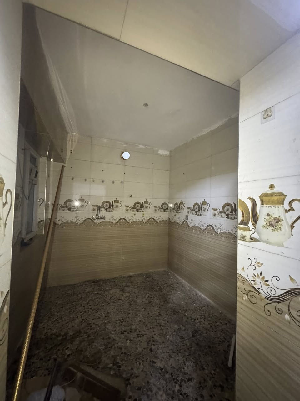 شقة للايجار في حي اور شارع الرئيسي قرب السنتر مجاور صيدلية فراهد 
غرفتين صالة مطبخ حمام وترك تهوية شبابيك في كل مكان للضائة وتهوية 
ملاحضه ترميم جديد وصبغ حاليا 
للاستفسار الاتصال ***********
