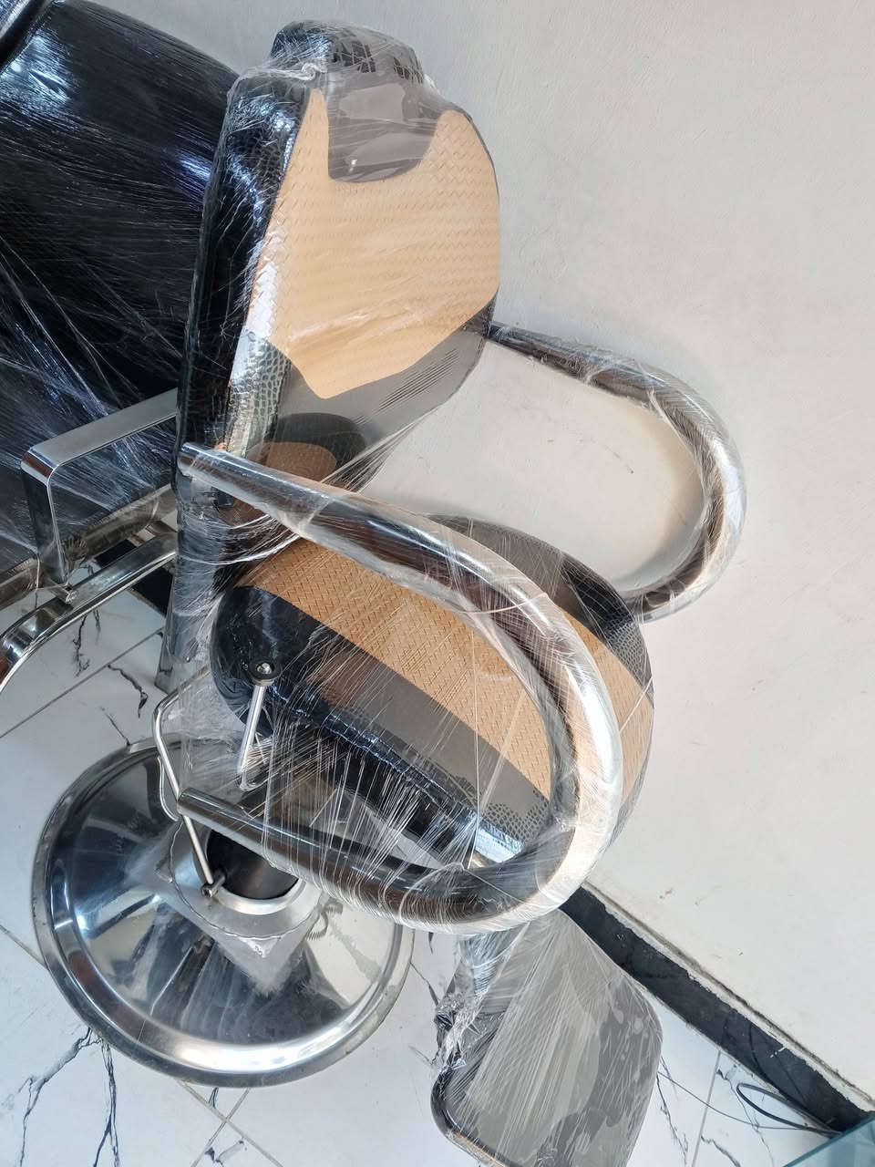 كرسي حلاقة استعمال قليل كامل كل ضرر مبي مكان مدينة الصدر ق24 قرب مجمع الصادق اتصال ***********
