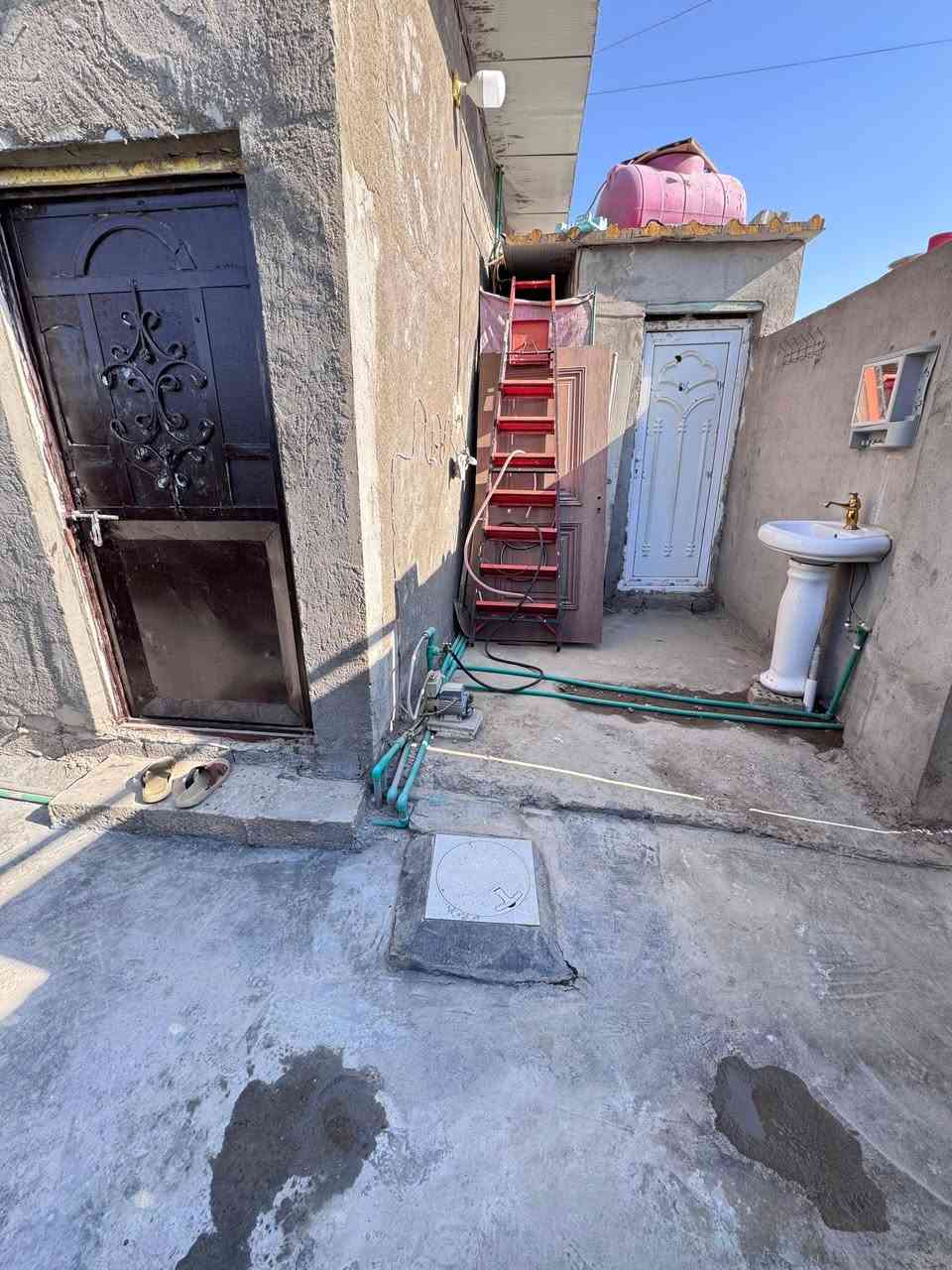 السلام عليكم من رخصة الادمن المحترم
بيت للبيع تجاوز في أعلام السيدية مجمع 6 قرب مدينه اللعاب الكرخ مجاور مدرسة نهاوند 

المساحة 120متر البيت حالياً ساكنين بي يتكون البيت من

استقبال+مطبخ+صالة كبيرة+غرفة نوم كبيرة+صحيات داخلية وخارجية+ترك+گراج

للاستفسار الاتصال على الرقم التالي *********** أبو حيدر
