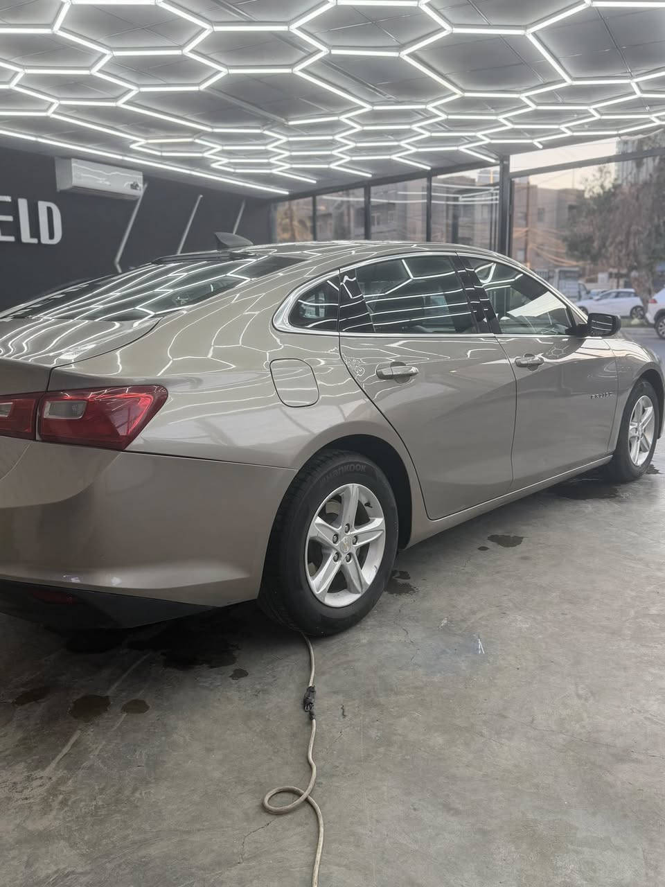 سلام عليكم شباب شوفر أليت ماليبو 2023 سيارة جاهزة من كلشي رقم بغداد بسمي تحويل ثاني يوم بيهة جاملغ خلفي قفط موظح كدامكم بل
ماشيه 50الف فقط

المواصفات : 
بصمة تشغيل  / 
تحكم ستيرن /
رادار جانبي / 
حساسات خلفية / 
شاشة كبيرة  / 
ويل كب / 
اطفاء ذاتي / 
بلوجكتر LED 
/ مانع انزلاق / 
بلوتوث / 
اواكس / 
USB 
/ محرك 1500تيربو 

مكاني الامين ثانيه 

للتواصل ***********

كلشي ذاكرلك ب منشور 
سعر 135 وبيها مجال سياره ترهم مراوس
