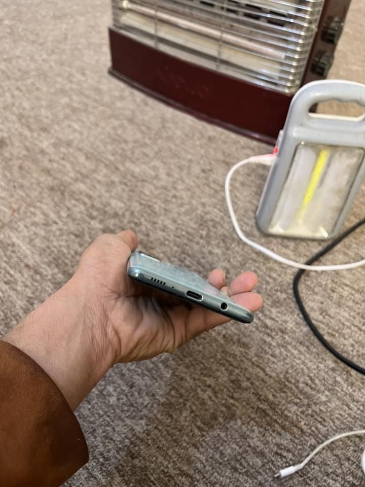 صباح الخير عندي هذا الموبايل.  سامسونج كلكسيA72 اريد ابيعه  جهاز مكفول من كلشي مامفتوح شرط وتفحص وين ما يعجبك وتاخذه من بيتي واي مشكلة بيه يرجع ذاكرة عشوائية 6 وذاكرة تخزين 128  السعر 150 الف وهذا رقمي *********** مكانه ديوانيه شافعيه
