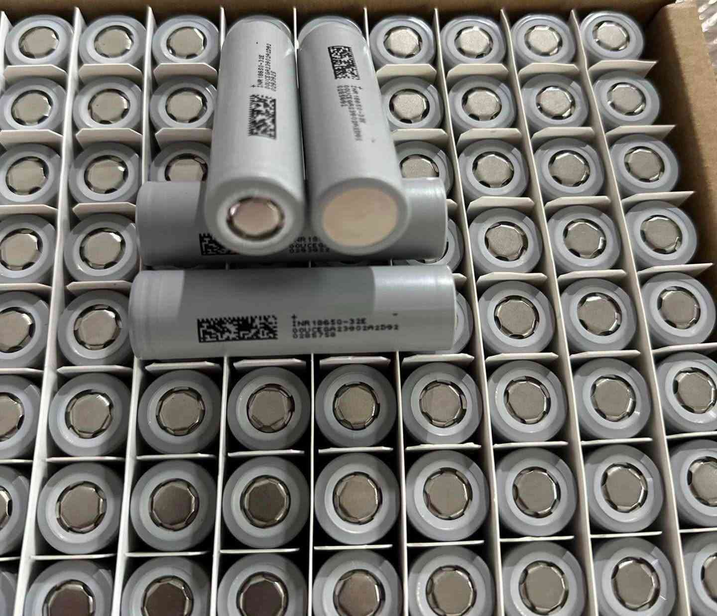 DMEGC INR21700-32E 3.7V 3200mah Li-ion batteries 3200mAh Lithium ion battery pack Max.discharge current(C)16A
Specification:
Model: DMEGC INR21700-32E
Type:18650 3.7V lithium-ion rechargeable battery cell
Nominal Capacity:3200mAh
Cell Voltage:3.7V
Used for:Energy storage power,Electric scooter,Flashlight,Bluetooth speakers,trolley speakers, radios,sweepers,rechargeable fans,LED desk lamps, loudspeakers,LED headlights,Solar energy storage,Solar light,Powerful torch,Medical device,Balance car,Twist car,Electric drill,Electric tool,Electric Vehicles,Laptop,Model airplane, vacuum cleaner,Skateboard,Electric bicycle,Power bank,Electric bike,Electric toy car,Solar street lights,Instrument equipment etc.


**إذا كنت صاحب هذا الإعلان وتريد حذفه لأي سبب، رجاءا أرسل رسالة إلى الدعم الفني**