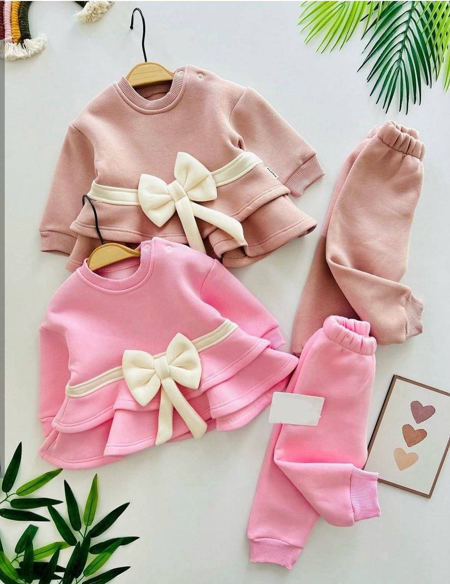 فخامة الشتاء في طقم واحد! 🎀
#​منو_أكثر_لون_حبيتوا؟ الوردي 🌸 أم البيج 🪵؟
تراكسود بناتي مبطن، قمة في الأناقة والراحة لطفلتك.
القياسات متوفرة من 6 أشهر إلى سنتين.
​الحجز والاستفسار واتساب *********** 📲
وصلنا حديثاً تركسود شتوي "مبطن" بجودة عالية جداً. مثالي للطلعات والمناسبات البسيطة بفضل تصميمه الراقي.
​✅ قماش ناعم على بشرة الطفل.
​✅ بطانة داخلية دافئة جداً.
​✅ ألوان ثابتة وتصميم مميز بفيونكة "أوف وايت".
​تفضلوا بزيارتنا في البسه الكرم للاطفال _ موصل حي سومر ، أو اطلبوا الآن عبر الخاص! 📩
