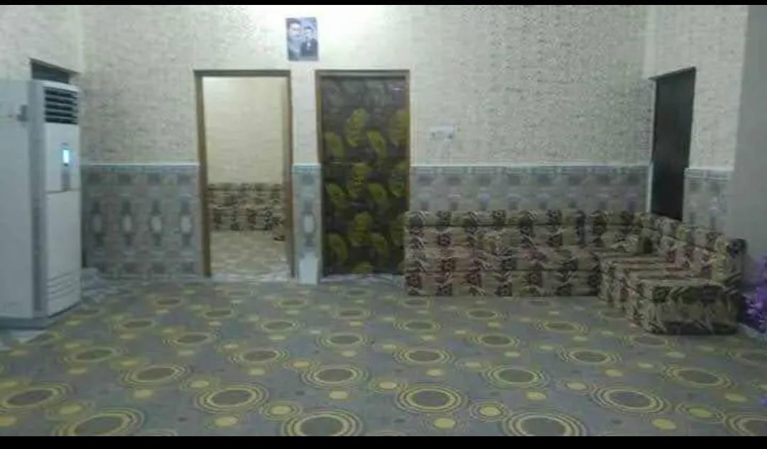 بيت مساحته 200متر ومساحة البناء 173متر
طابو زراعي سهم عراقي وكالة وبيها نسخة من المحكمة ..يبعد كيلو متر عن الشارع الرئيسي 
يحتوي على غرفتين منام وصالة كبيرة واستقبال 
وحمام ومطبخ وتواليت داخلي وخارجي وكراج 
المنطقة تتوفر فيها كافة الخدمات 
منطقة ابو الخصيب/ابو الجوزي 
السعر 90 مليون وقابل للتفاوض 
للاستفسار ***********
@

