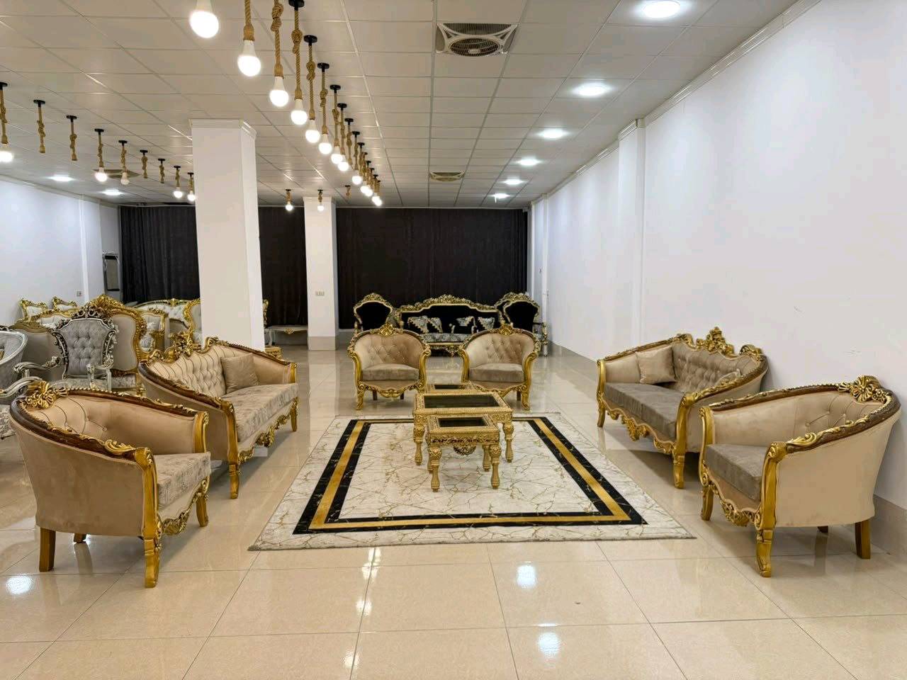 تخم 10 مقاعد 
موديل روعة
مصنوع من خشب الجوز 
قماش مقدف
صبغ حراري