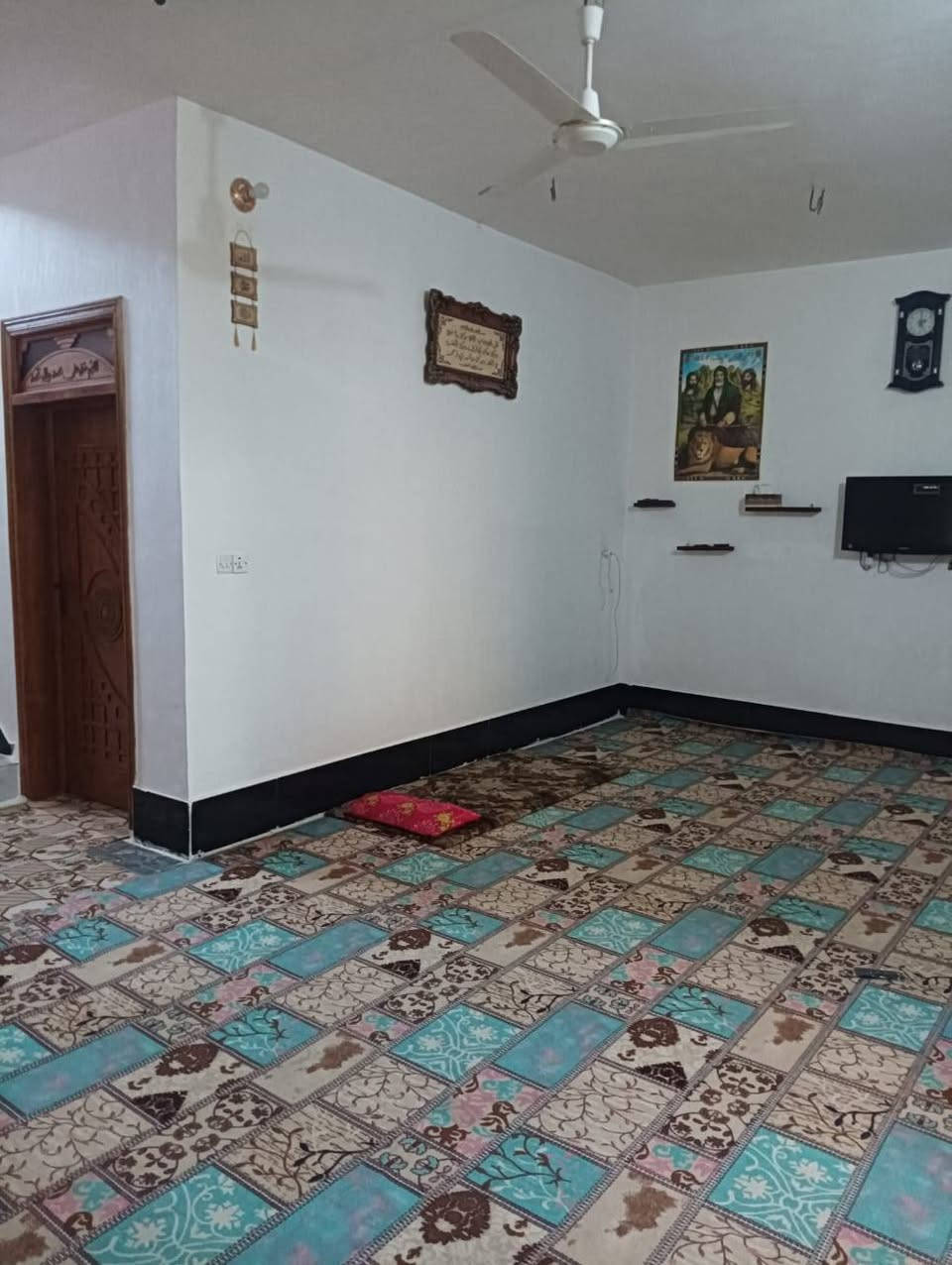 السلام عليكم من بعد اذن مدير الكروب المحترم دار للبيع طابو زراعي سند ٢٥ حي الحسين الباشية قرب طالب حكيم ابو عبدالله المساحة ٢٥٠م البناء طابوك السقف صب كونكريت البيت كامل من كلشي شغل درجة أولى ومتعوب عليه السعر ٧٥ وبيه مجال للإتصال *********** اخوان مكلف بالنشر هذا رقم صاحب الدار وبالعافية على الي يأخذه
