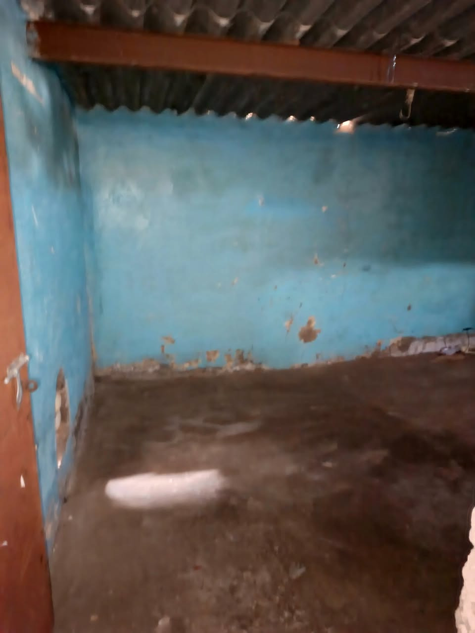 بيت حواسم مساحه 150م غرفتين وصاله وساحه جبيره ديوانيه متروكه ومطبخ وتواليت وحمام مشترك ومنور والدوانيه ثانيه متروكه

والبيت متروك يعني دوانيه عگاده هيه وغرفه  العنوان حي الفنانين للأتصال ع الرقم***********وااتساب+964 786 161 2749 قيمه واخذه👍
