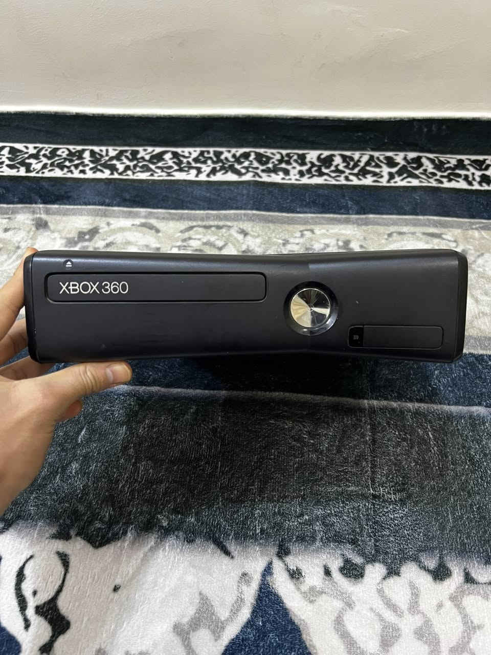 سلام عليكم جهاز اكس بوكس 360 نضيف لا مفتوح ولا مصلح مع كامل ملحقات جوستكات 2 اصليه الشراي التواصل على الواتساب مكاني بغداد للاستفسار  ***********
