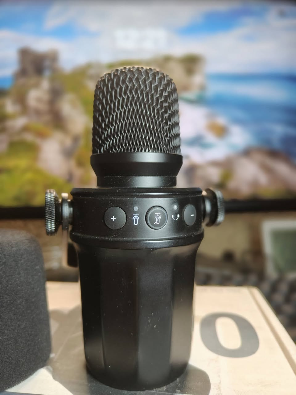 🎙️ للبيع: ميكروفون FDUCE SL40 الاحترافي للبودكاست والستريمنج
​إذا كنت تبحث عن نقلة نوعية في صوتك وبأقل تكلفة، هذا المايك هو الحل! الميكروفون غني عن التعريف، يجمع بين الشكل الفخم والأداء القوي.
​✨ مميزات المايك:
​ثنائي التوصيل (XLR & USB): تقدر تشغله مباشرة على الكمبيوتر (Plug & Play) أو توصله بكارت صوت احترافي.
​خاصية العزل: المايك من نوع (Dynamic)، يعني يركز على صوتك فقط ويعزل ضوضاء الغرفة والمكيف بشكل ممتاز.
​تحكم كامل: يحتوي على أزرار كتم الصوت (Mute) والتحكم في مستوى الصوت ومدخل للسماعات للمراقبة المباشرة.
​جودة التصميم: هيكل معدني متين وشكل أنيق جداً أمام الكاميرا.
​متعدد الاستخدامات: مثالي للبودكاست، التعليق الصوتي (Voice Over)، البث المباشر (Gaming)، وتسجيل الأغاني.
​📦 حالة المنتج:
​الحالة: (90%).
​الملحقات: (كيبل تايب سي ).
​💰 السعر المطلوب: 75الف 

🚚 التوصيل: (لا يوجد )
​📞 للتواصل: يرجى إرسال رسالة على الخاص أو الاتصال  على الخاص


**إذا كنت صاحب هذا الإعلان وتريد حذفه لأي سبب، رجاءا أرسل رسالة إلى الدعم الفني**