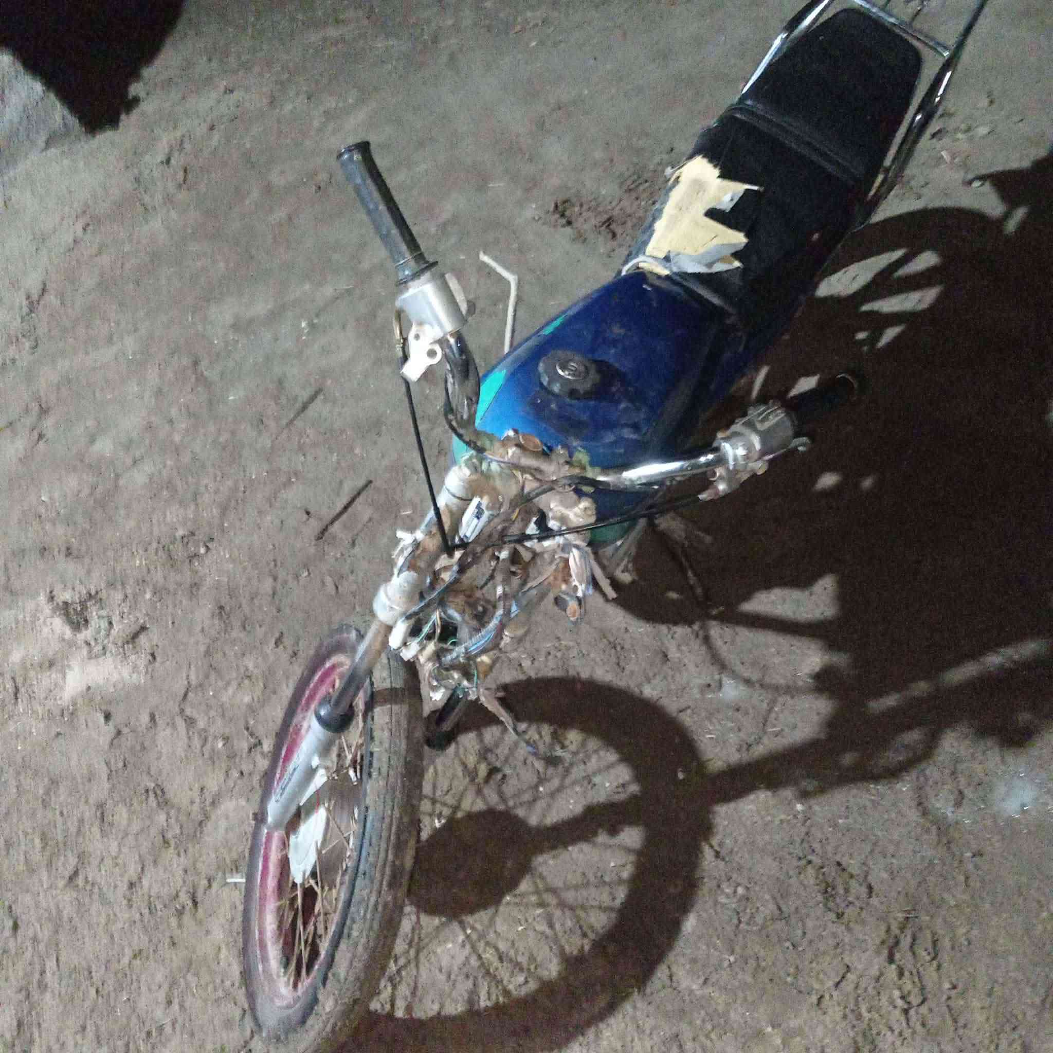 سلام عليكم دراجه البيع اربعه كير الدراجه محركه يذب دهن وتايره الوره طاك  الدراجه شغاله تريد تاير وجوب ومحرك يذب دهن الدراجه اصوليه اوراق صولي وشفت مال الهندر ملحوم مكاني بابل السده المهناويه التواصل خاص بس  سعره  «150» وبيه مجال


**إذا كنت صاحب هذا الإعلان وتريد حذفه لأي سبب، رجاءا أرسل رسالة إلى الدعم الفني**