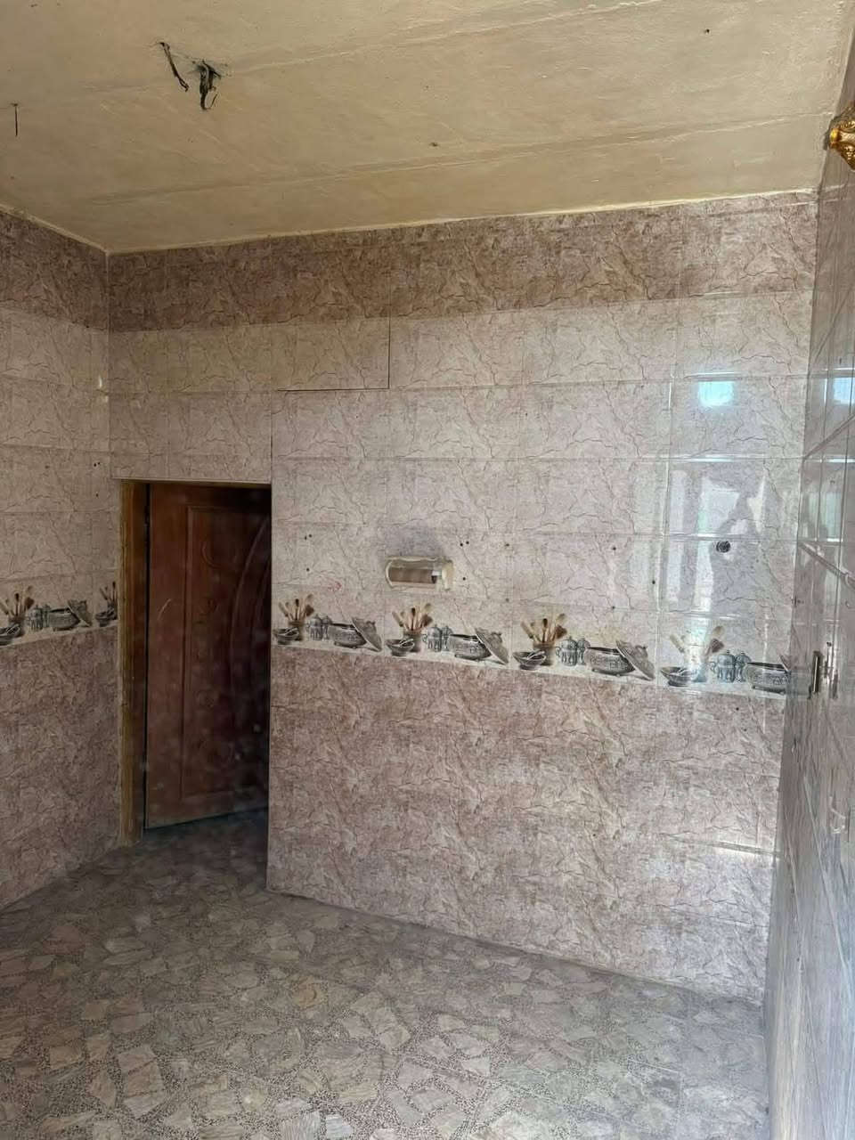 بيت للإيجار.                         غرفه وصاله ومطبخ وستقبال ومحل.  الموقع حي العسكري شارع  السبيس الفرع المقابيل الاستدارة الثانيه 
ملاحظه الماء والكهرباء من ضمن الايجار 
***********
سعر الايجار250مع المجال
