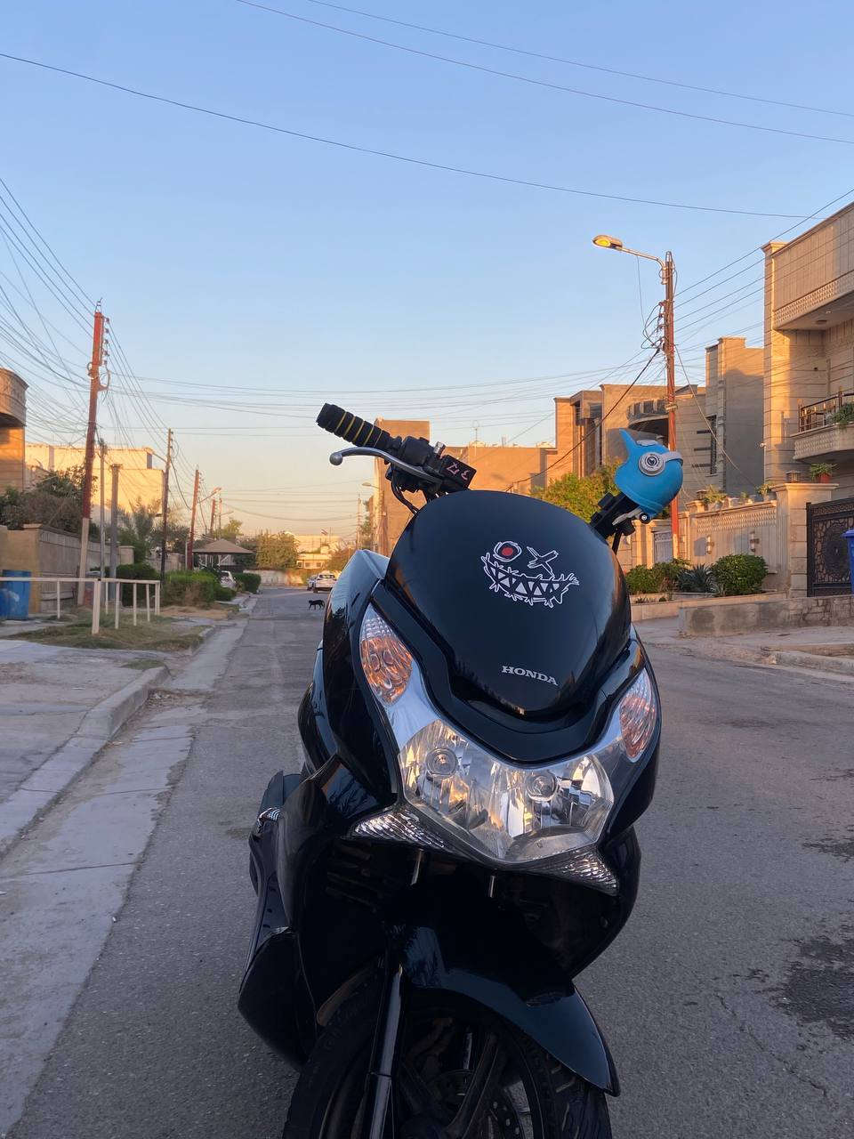 للبيع: هوندا PCX 125 (الجيل الأول) - نظافة ومحرك ذهب 🏍️
‏دراجة هوندا الأصلية، قوية وعملية وجاهزة للاستخدام:
‏نوع المحرك: 125cc (ياباني أصلي)، ناعم جداً وبدون أي مشاكل.
‏
‏النظافة: الدراجة نظيفة جداً كشر ومحرك، وبوضع ممتاز.
‏
‏الأمانة: الدراجة بيها "فطر بسيط" بالكفر الأمامي فقط (غير مؤثر على الشكل العام ولا على الأداء)، وباقي الكشر كله سليم ومرتب.
‏
‏الكهربائيات: كلها شغالة 100%.
‏الاستخدام: اقتصادية حيل
‏
‏السعر: (1.200.000) - ومراعاة للشراي بسبب الفطر البسيط.
‏المكان: (حي الجهاد).
‏للتواصل: (***********).
