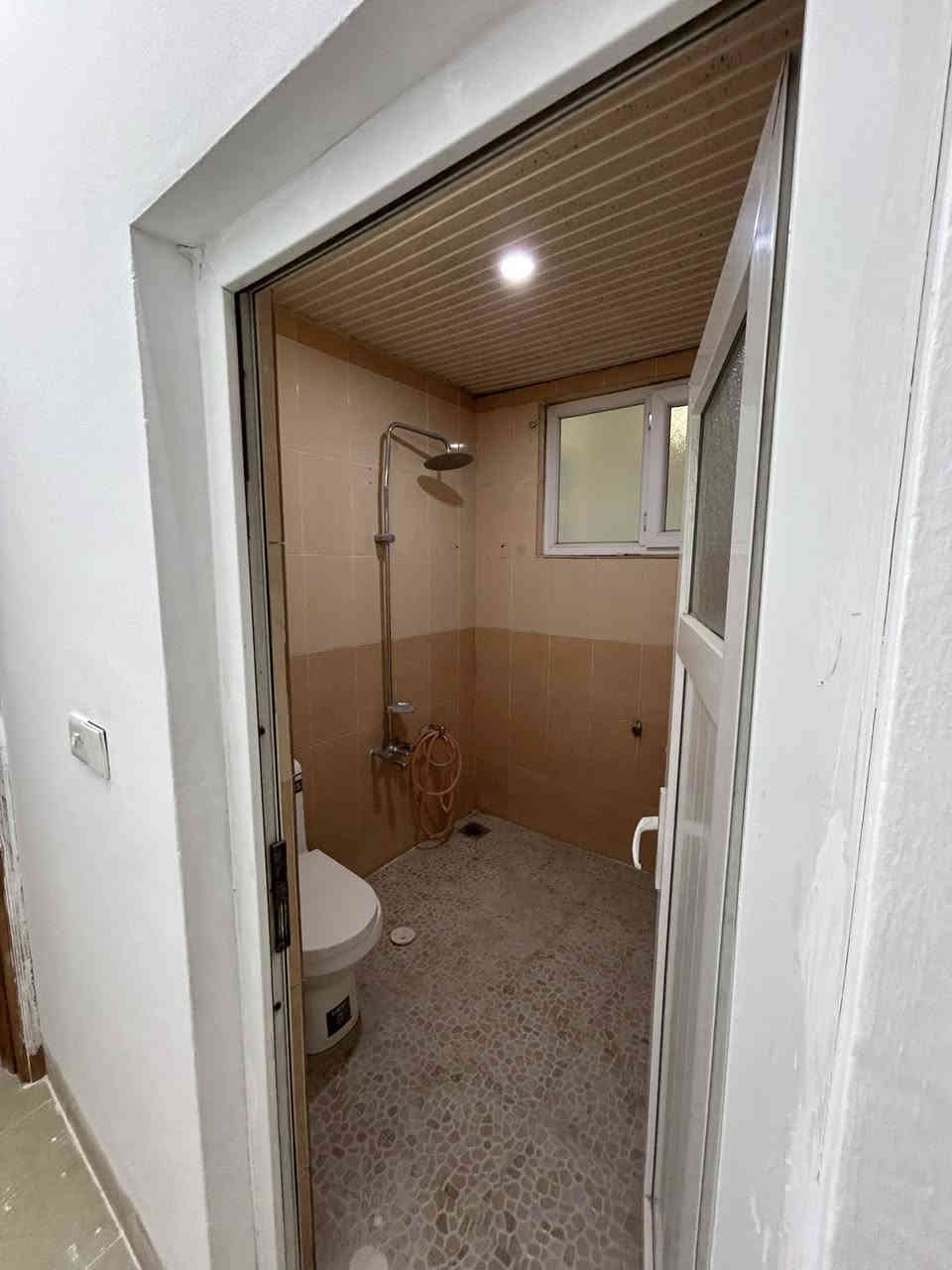 بيت للايجار بسعر مناسب في منطقة بختياري اربيل
مساحة 100 متر 
3 غرف نوم+صاله+مطبخ 
3حمامات 
يبعد عن شارع عشرين 50 متر فقط 
للتواصل:*********** محمد البياتي
