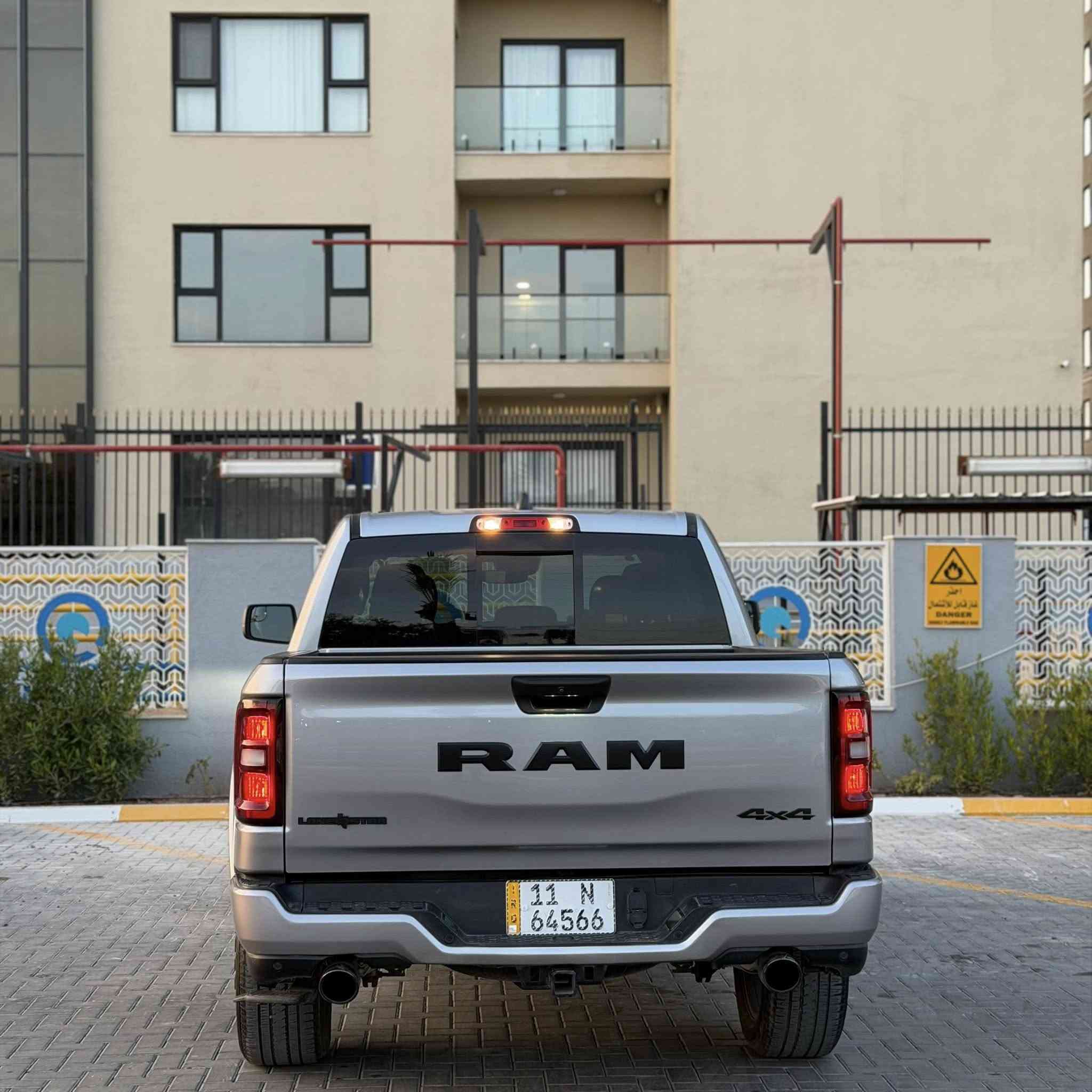 السلام عليكم ترهم مراوس 
دووج رام 2025 
فئة Lone star ⭐️ 
باب طويل بدي قصير
يسره كلير
ماشية 11 الف ميل 
محرك 6 سلندر توين تيربو 
رادرات 360 
شاشة تيسلا بلادية
سستم الباين 
رادار امامي  
تثبيت مسار 
اماكن تخزين تحت المقاعد الخلفية 
قاصة 
كامرة دوارة 
صور الحادث مرفقة التفاصيل كلها مذكورة 
حادث جدا بسيط بنيد تبديل وصبغ وجاملغ
والسيارة مصلحة بالوكالة بامريكا وحتى السستم الايرباك  بلادي  
*********** 
بغداد حي الجهاد
