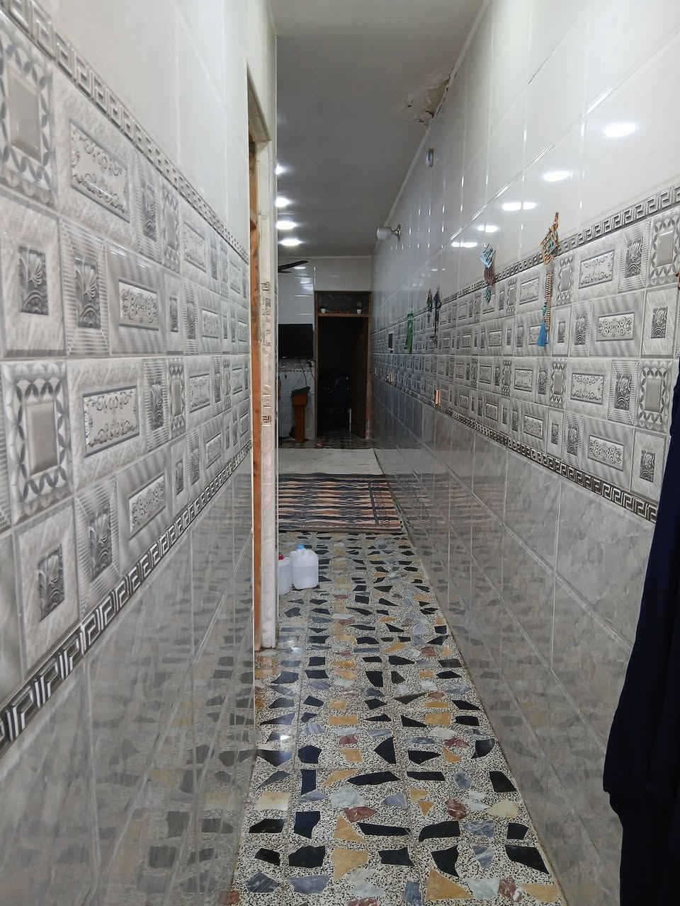 سلام عليكم بيت مساحة 100 متر للبيع بناء جديد كامل مقابيل حي الكوفة حي الاحرار المنطقة الجديدة فرع أسواق بابا اشتريلي الفرع مصبوب عل نص 
للاستفسار ***********
