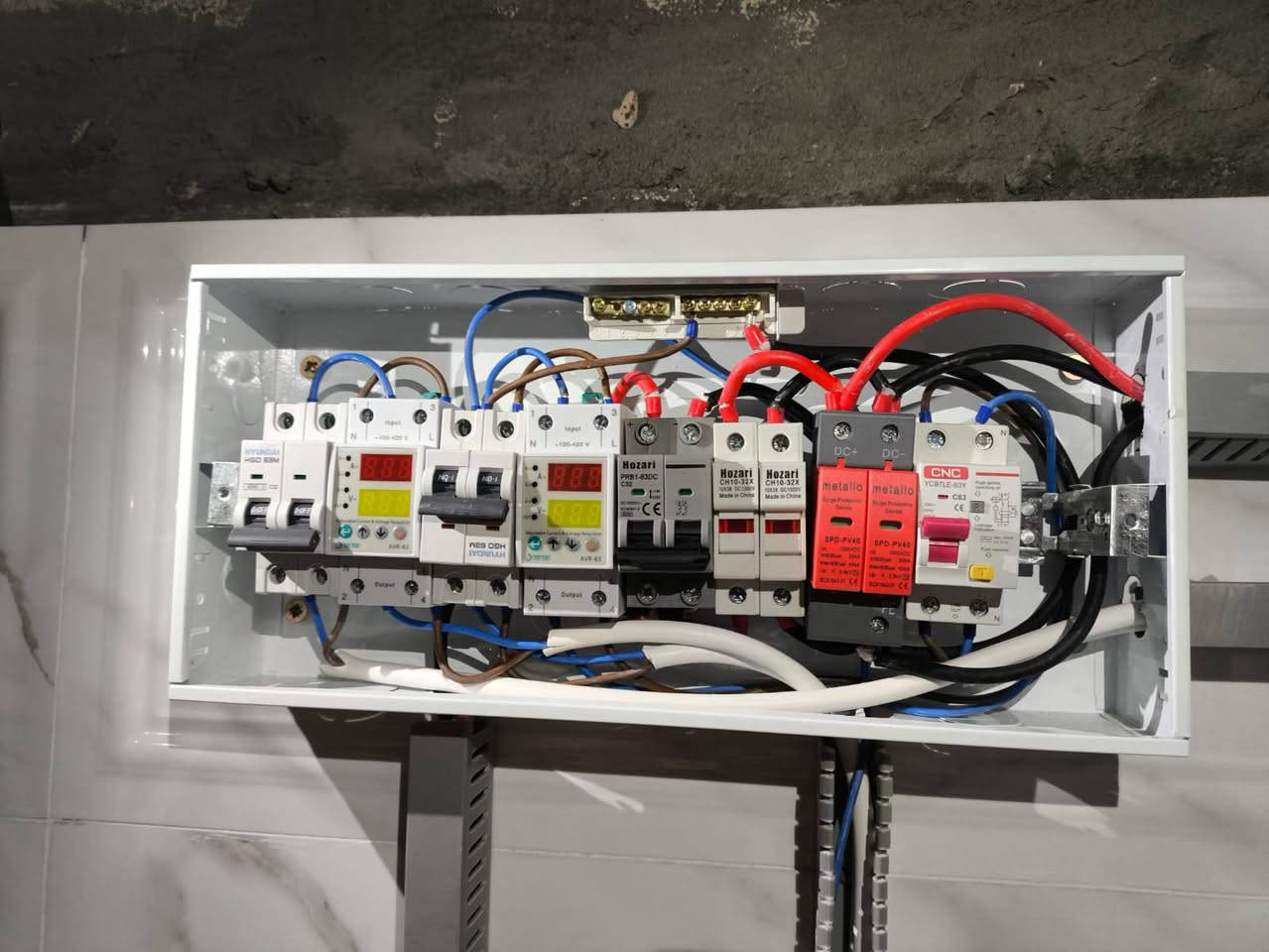 عرض خاص ومحدود...✨
السلام عليكم ورحمة الله....
1_ 
* بطارية 15KW ليثيوم فوسفات الحديد خلايا گوشن "Grade A" بضمان 5 سنوات براند SKE.✨
* انفيرتر 6.2KW توازي (أي قابل للزيادة حتى 9 قطع) بضمان سنتين براند SKE.✨
* الواح عدد8... 16 باسبار NTYPE خلايا Topcon قدرة 590W كفوءة جدا في ظل حرارة 50 درجة مئوية.✨
* نظام تاريض ومانع صواعق "هندسي احترافي".
* نظام ATS
السعر 3,950,000
2_
* بطارية 15KW ليثيوم فوسفات الحديد خلايا "Grade A" بضمان 5 سنوات براند فليسيتي.✨
* انفيرتر 6KW بضمان سنتين براند فليسيتي.✨
* الواح عدد8... 16 باسبار NTYPE خلايا Topcon قدرة 590W كفوءة جدا في ظل حرارة 50 درجة مئوية.✨
* نظام تاريض ومانع صواعق "هندسي احترافي".
* نظام ATS
السعر 4,350,000

3_

* بطارية 16KW ليثيوم فوسفات الحديد خلايا Grade A" eve" بضمان 5 سنوات براند ديا .✨
* انفيرتر 6KW هايبرد IP65 بضمان 5 سنوات براند Deye.✨
* الواح عدد8... 16 باسبار NTYPE خلايا Topcon قدرة 590W كفوءة جدا في ظل حرارة 50 درجة مئوية.✨
* نظام تاريض ومانع صواعق "هندسي احترافي".
* نظام ATS
السعر: 5,350,000
شامل النقل والتنصيب.

للإتصال والاستعلام:
المهندس. عبدالله عبدالرحمن: ***********
المهندس. عثمان محمد: ‏‪***********‬‏
